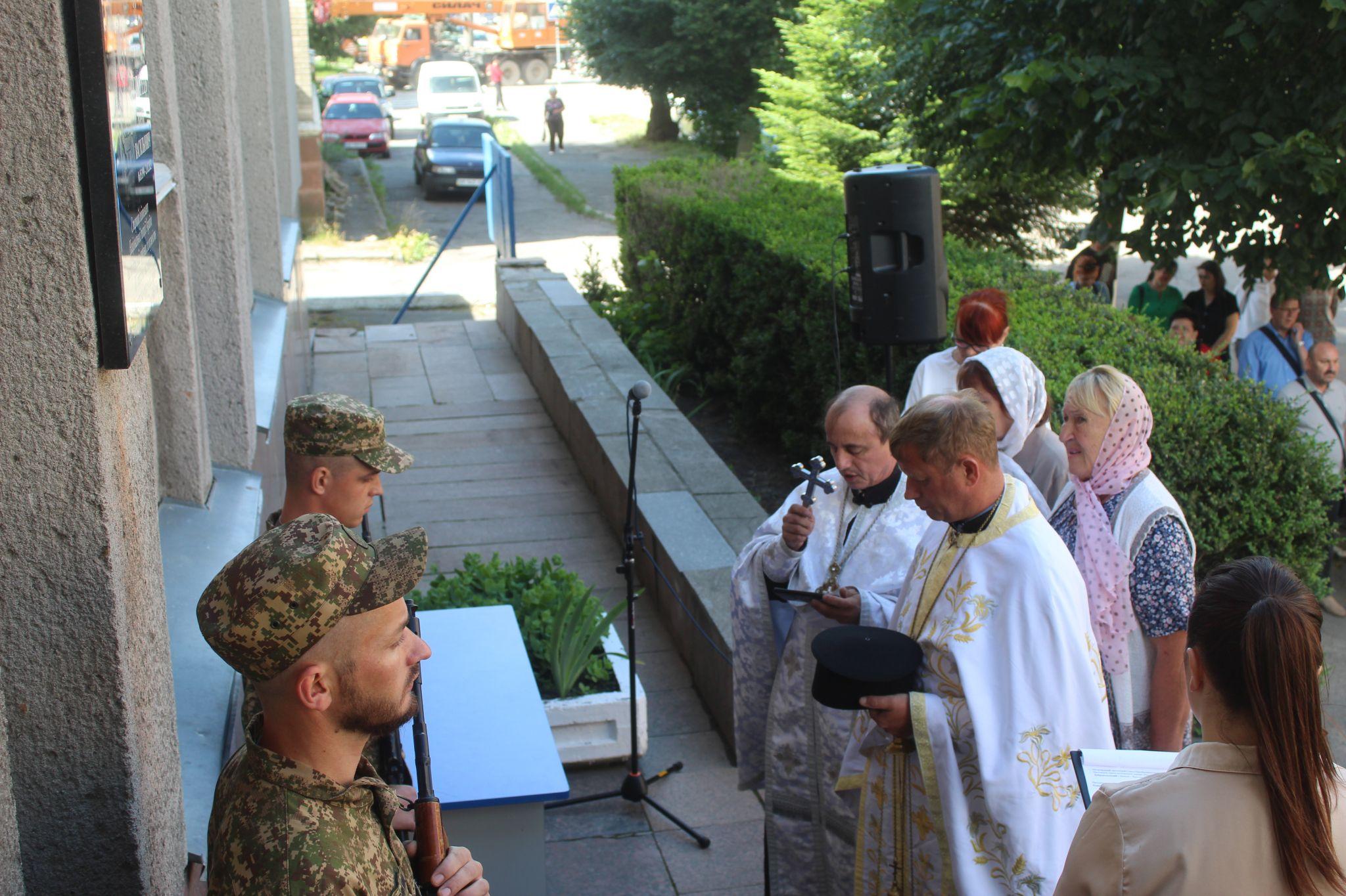 Новини Козятина - фото з На будівлі відділку поліції встановили меморіальну дошку Юрію Любарцю