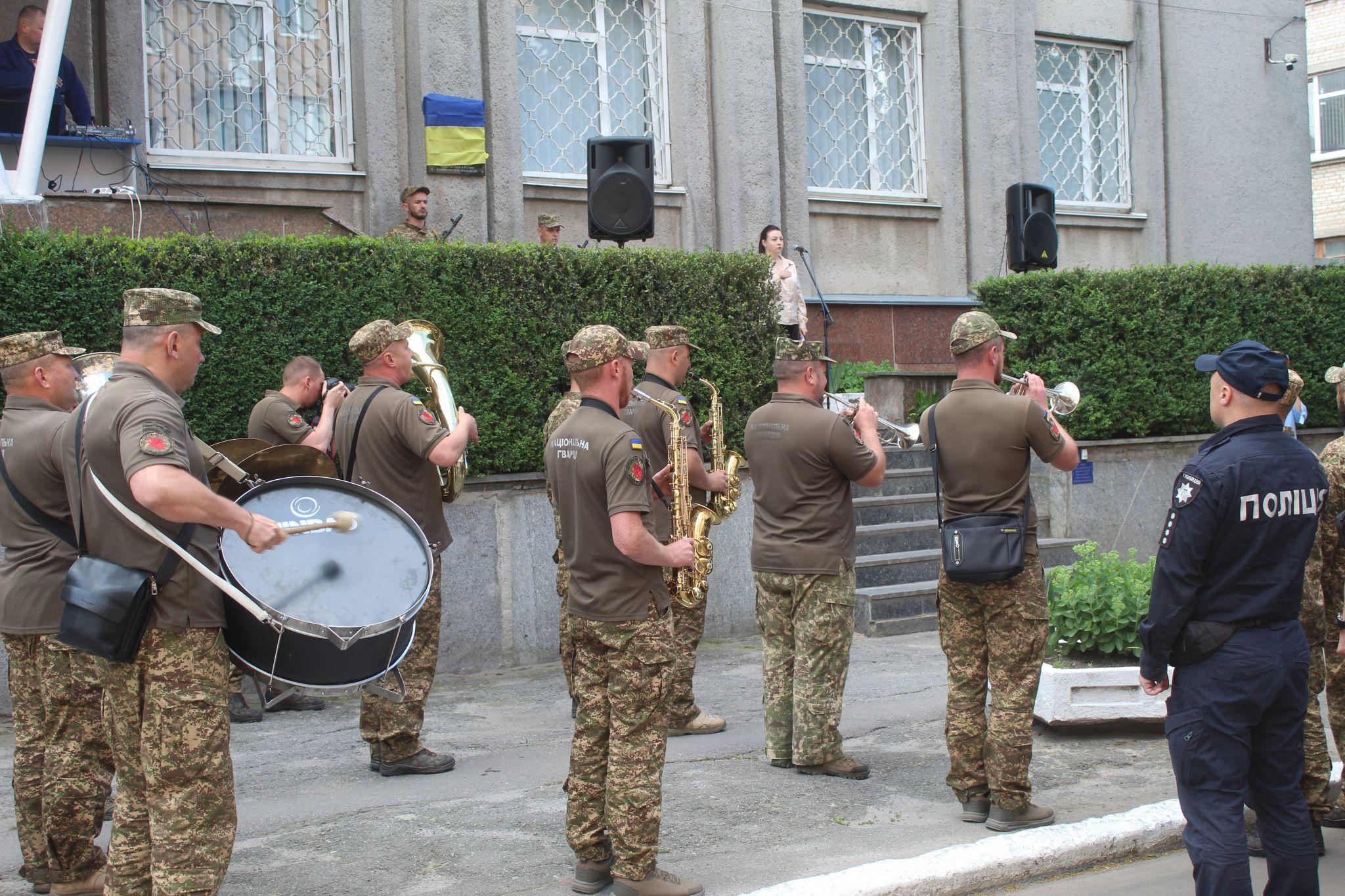 Новини Козятина - фото з На будівлі відділку поліції встановили меморіальну дошку Юрію Любарцю