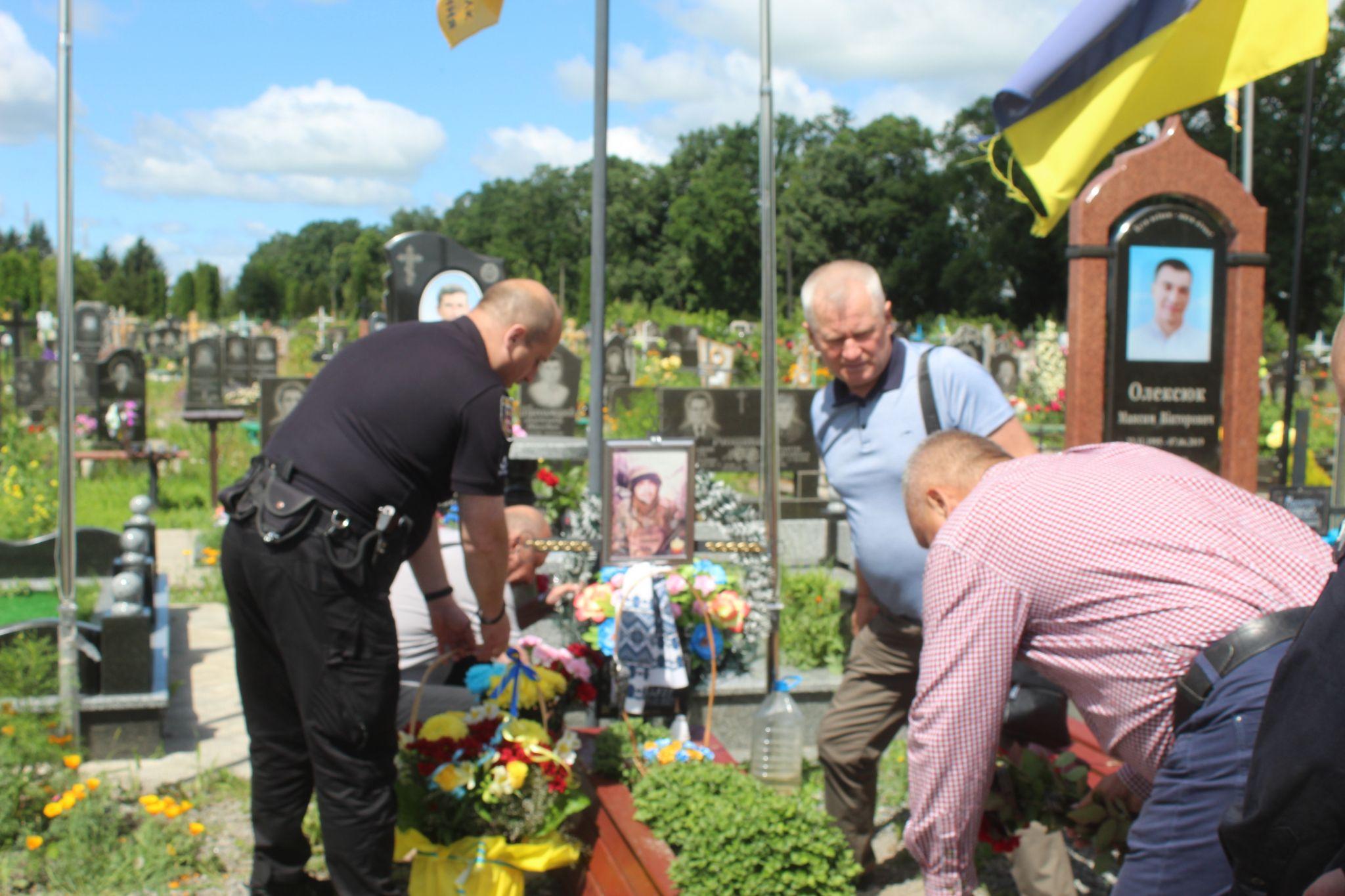 Новини Козятина - фото з На будівлі відділку поліції встановили меморіальну дошку Юрію Любарцю