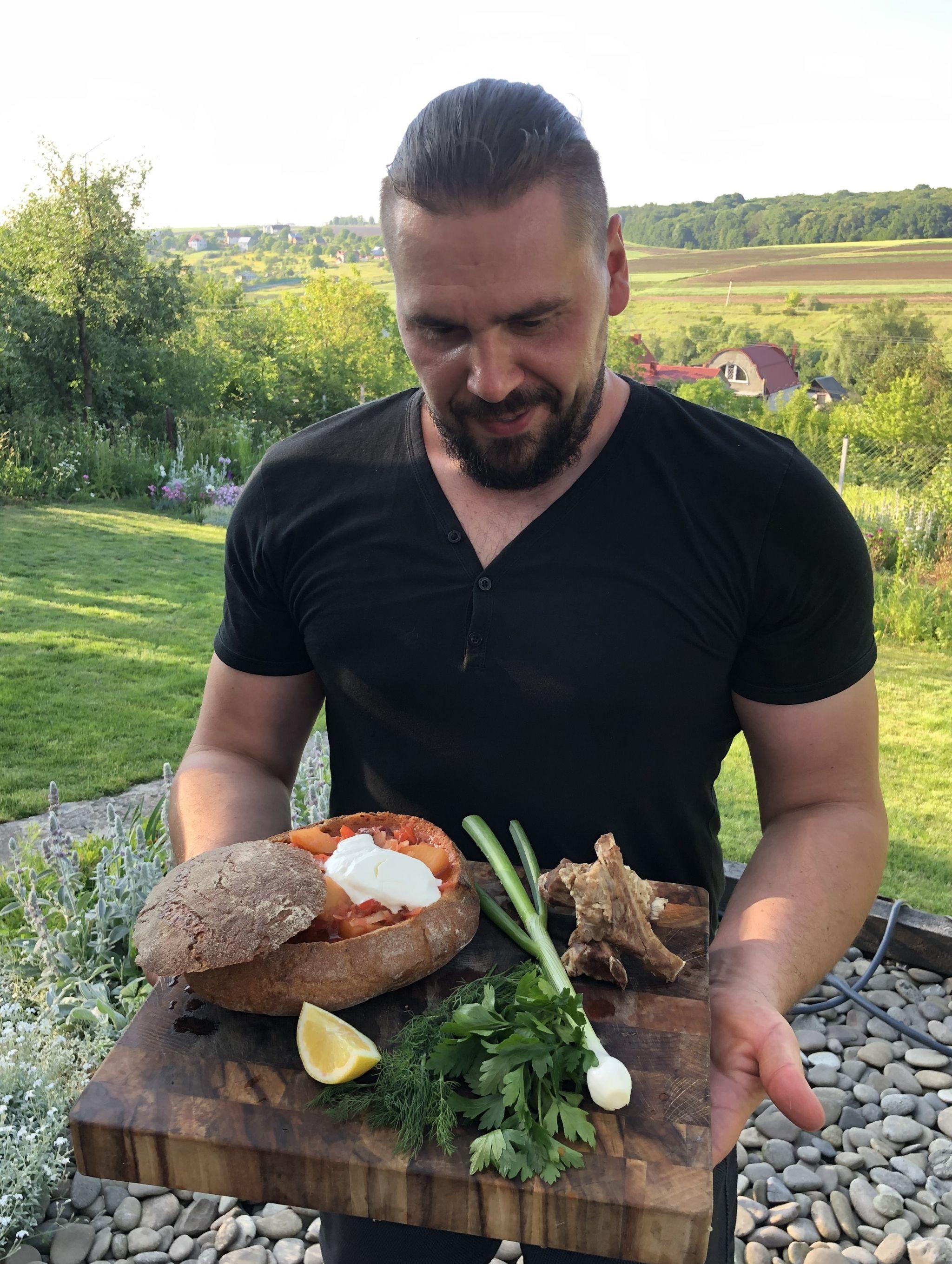 Новини Тернополя - фото з Червоний борщ з вишнями в хлібині