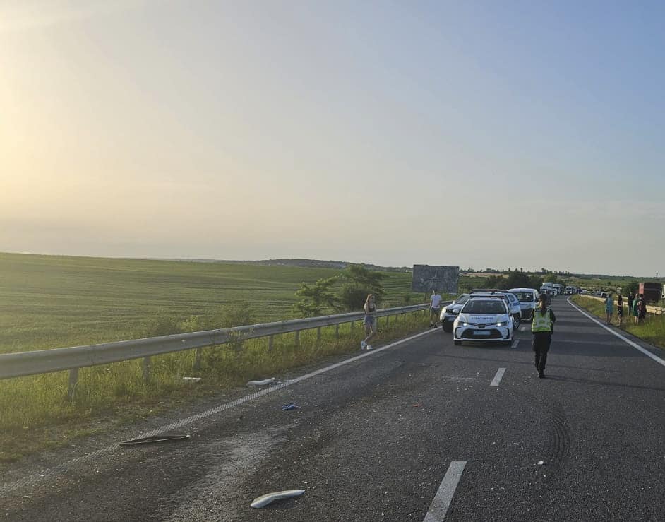 Новини Тернополя - фото з Неподалік Тернополя ДТП: пасажирку з авто і загиблого водія діставали рятувальники