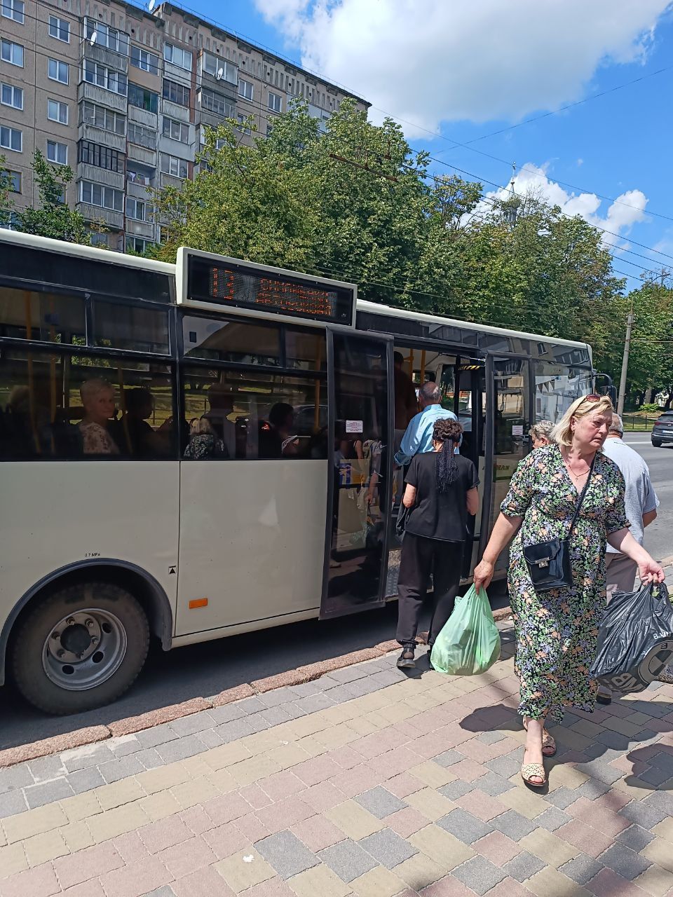 Новини Тернополя - фото з Навіть відкриті вікна не рятують: яка температура у громадському транспорті Тернополя