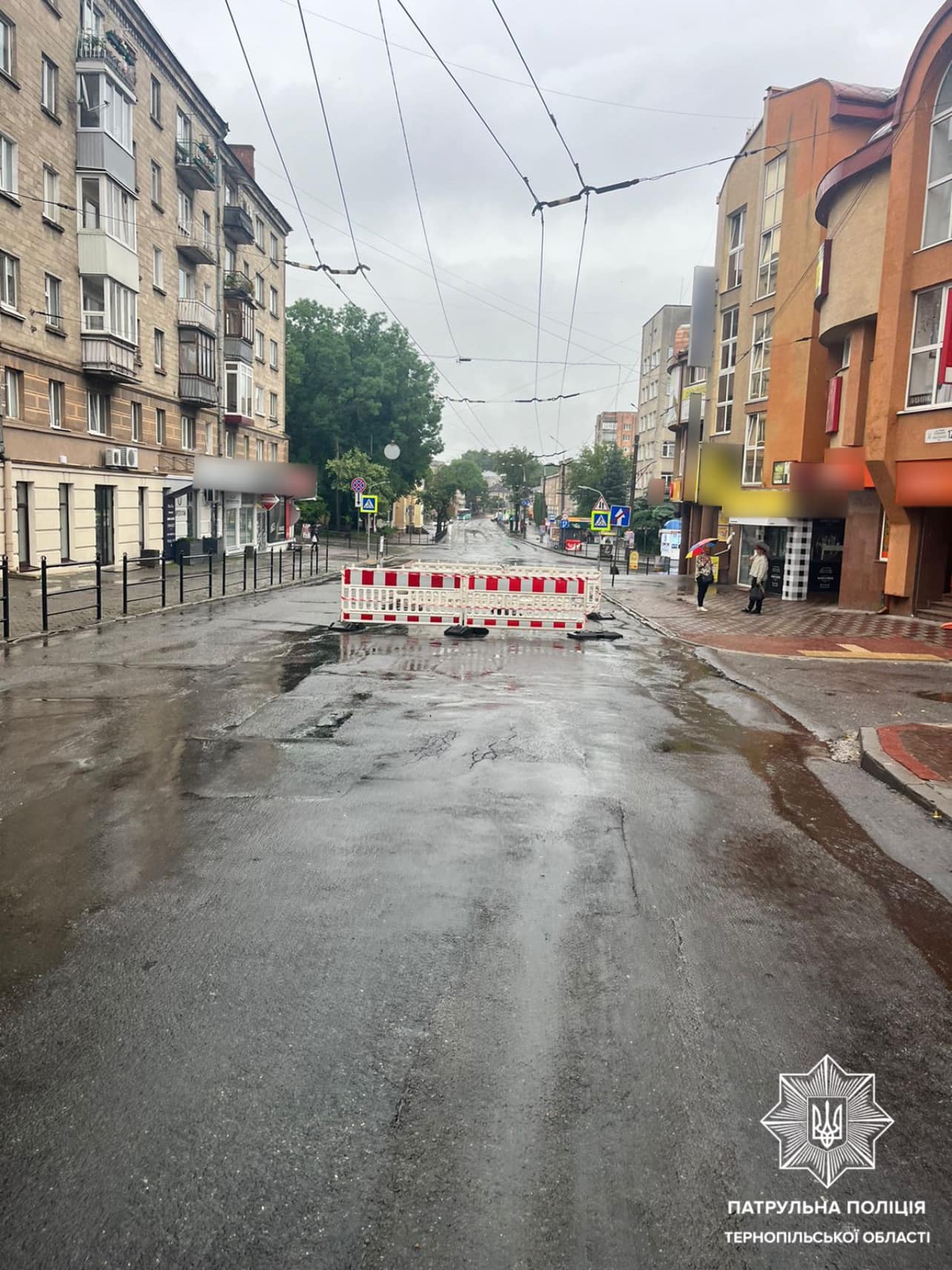 Новини Тернополя - фото з На  Острозького після дощу утворилося провалля на дорозі — рух транспорту перекрили від Руської