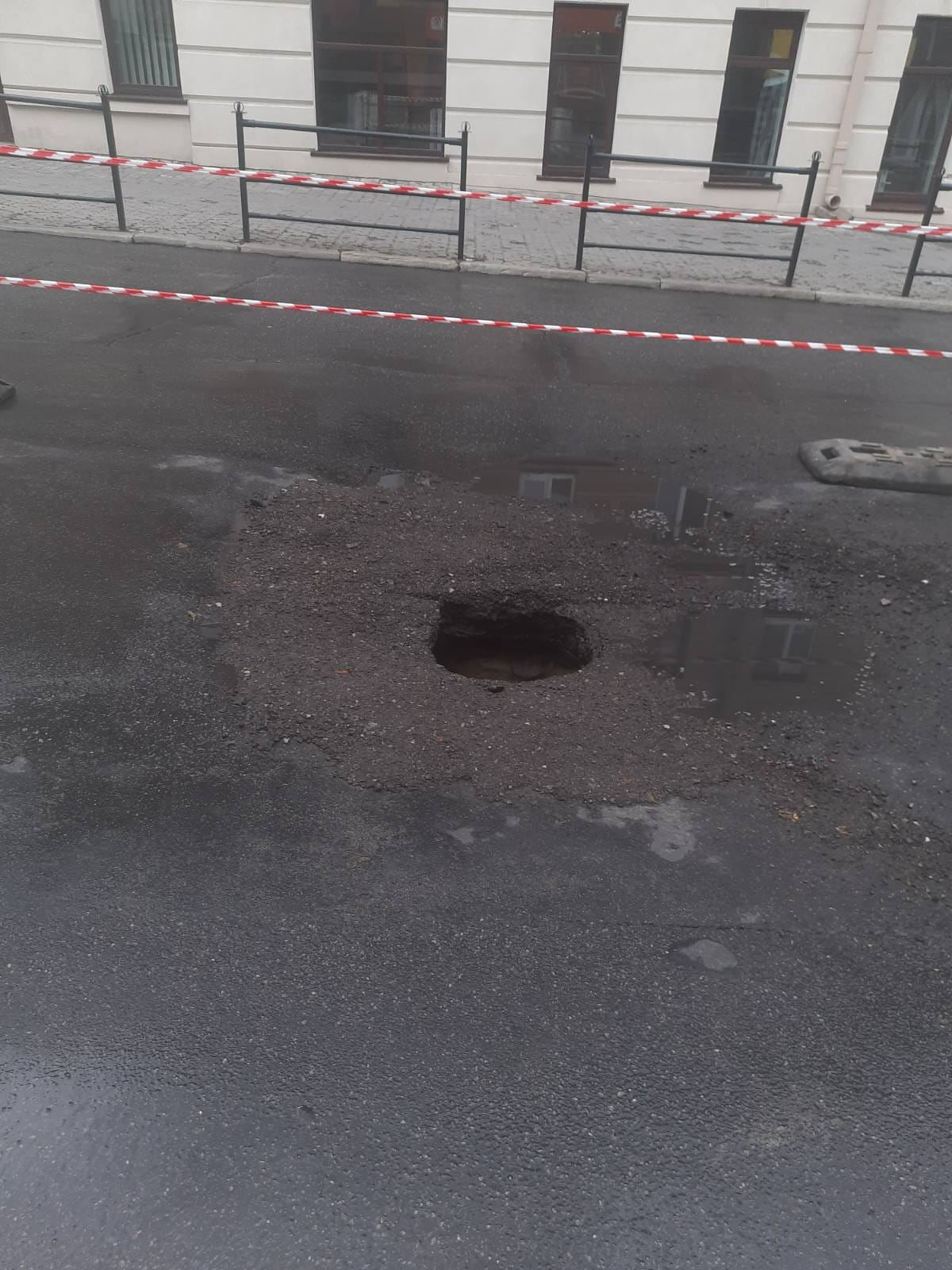 Новини Тернополя - фото з На  Острозького після дощу утворилося провалля на дорозі — рух транспорту перекрили від Руської