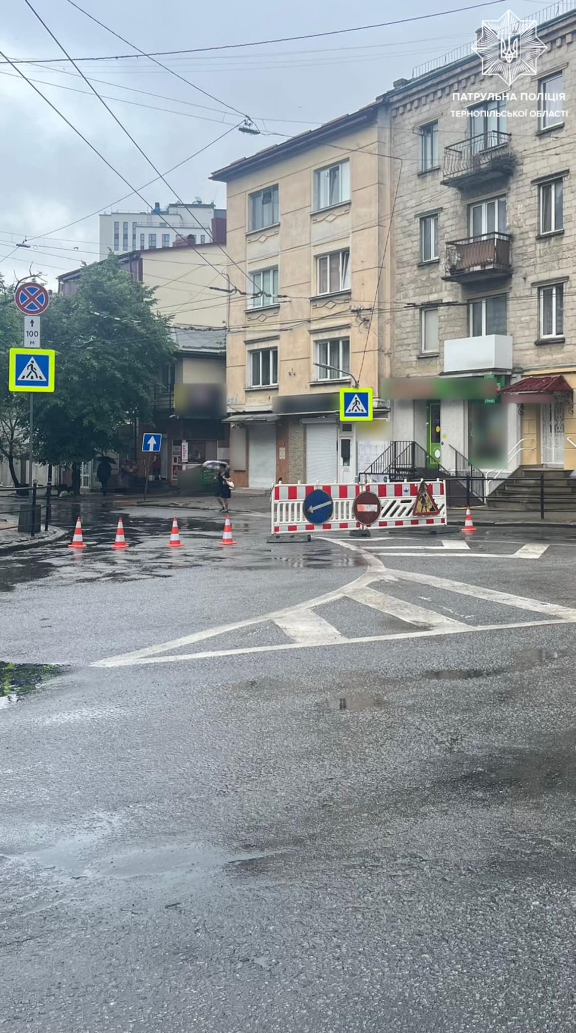 Новини Тернополя - фото з На  Острозького після дощу утворилося провалля на дорозі — рух транспорту перекрили від Руської
