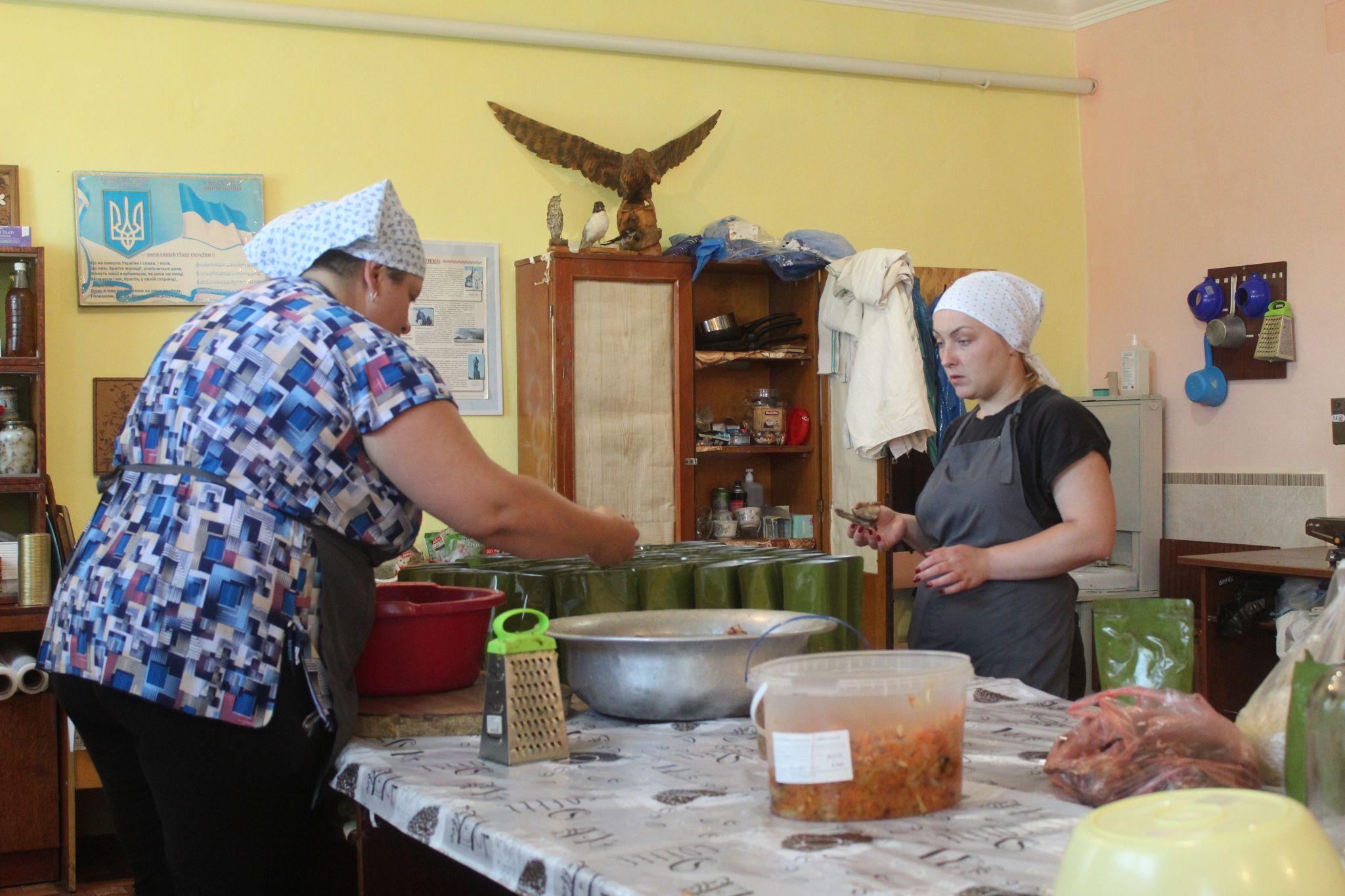 Новини Козятина - фото з Шкода, що такі славні дівчата досі працюють з тертками і ножами