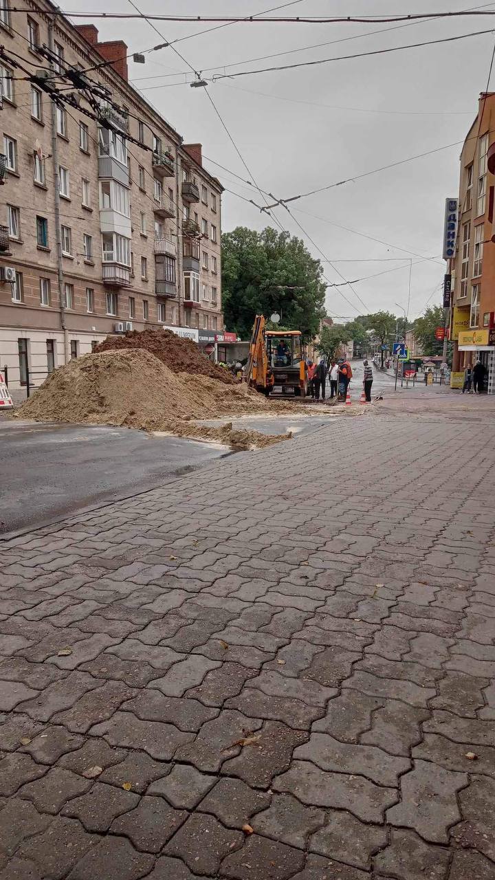 Новини Тернополя - фото з На Острозького розрили дорогу. Працюють комунальники