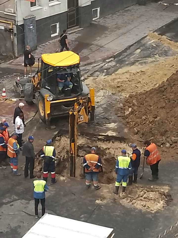 Новини Тернополя - фото з На Острозького розрили дорогу. Працюють комунальники