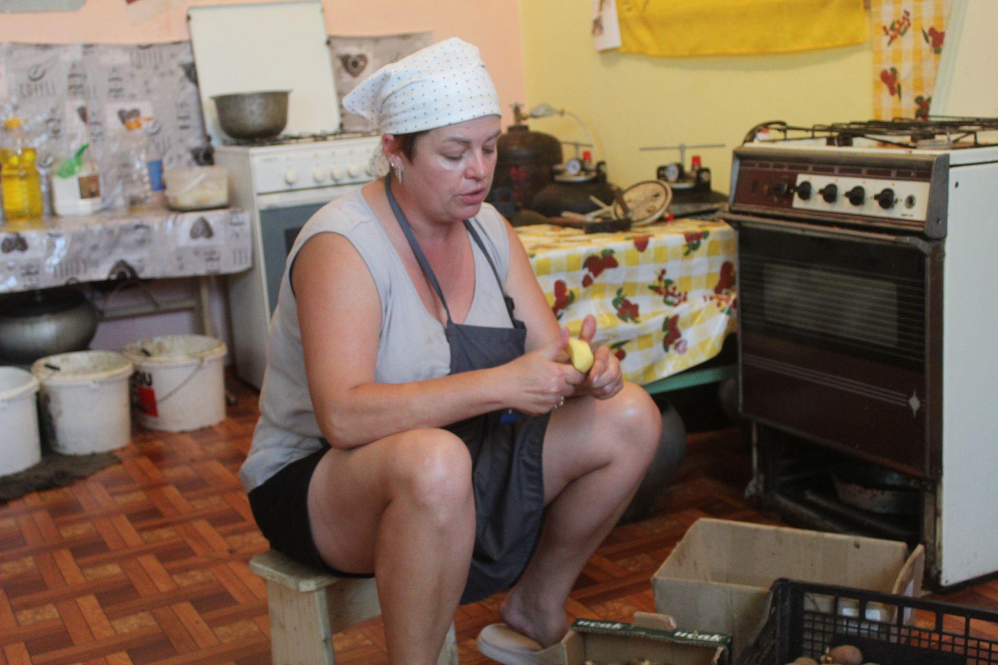 Новини Козятина - фото з Шкода, що такі славні дівчата досі працюють з тертками і ножами