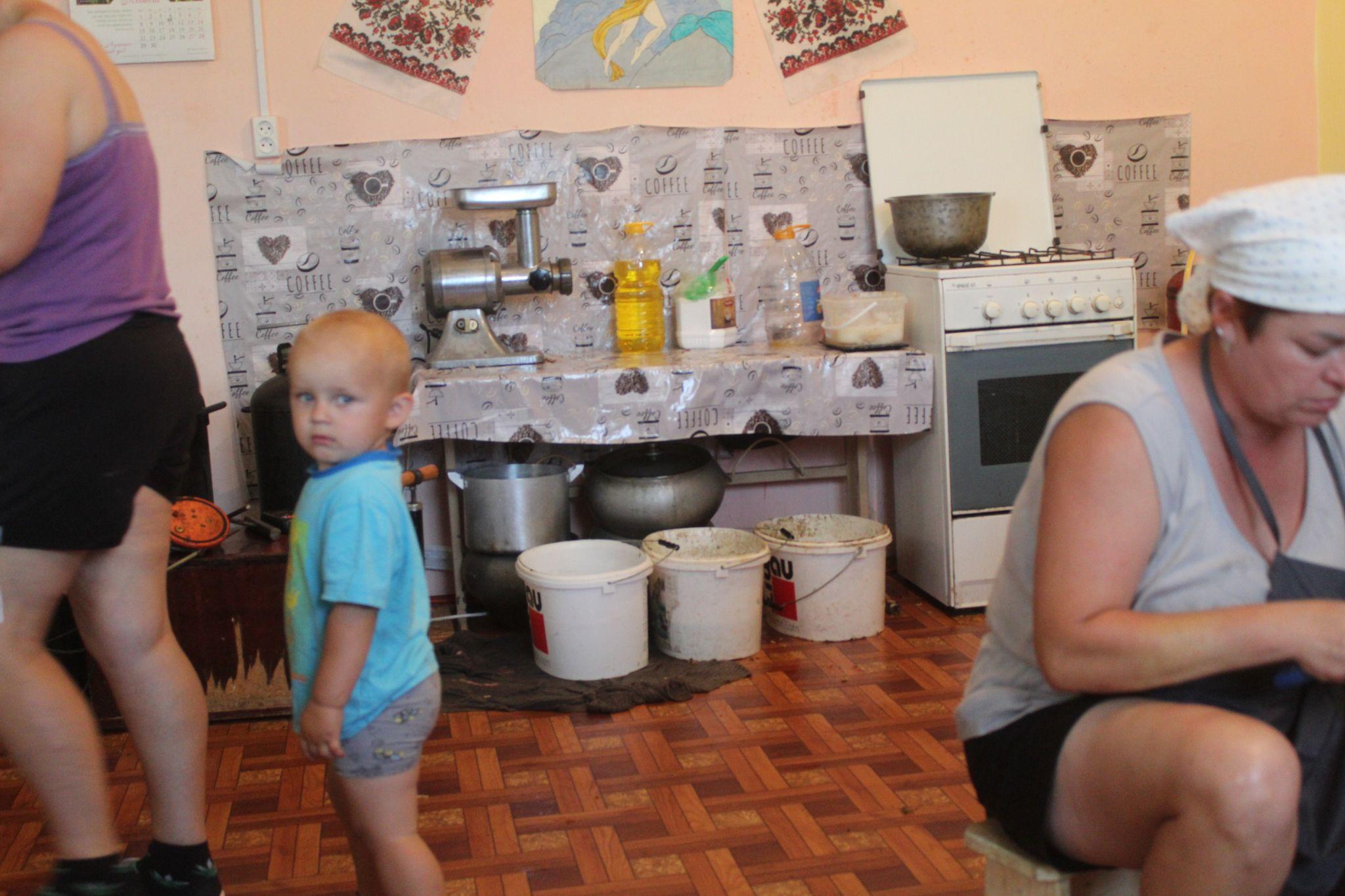 Новини Козятина - фото з Шкода, що такі славні дівчата досі працюють з тертками і ножами