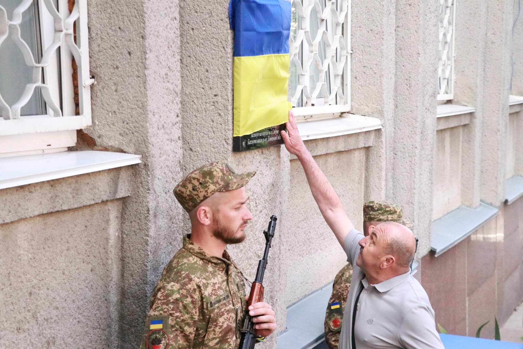 Новини Вінниці - фото з У Козятині відкрили меморіальну дошку загиблому бійцю Юрію Любарцю