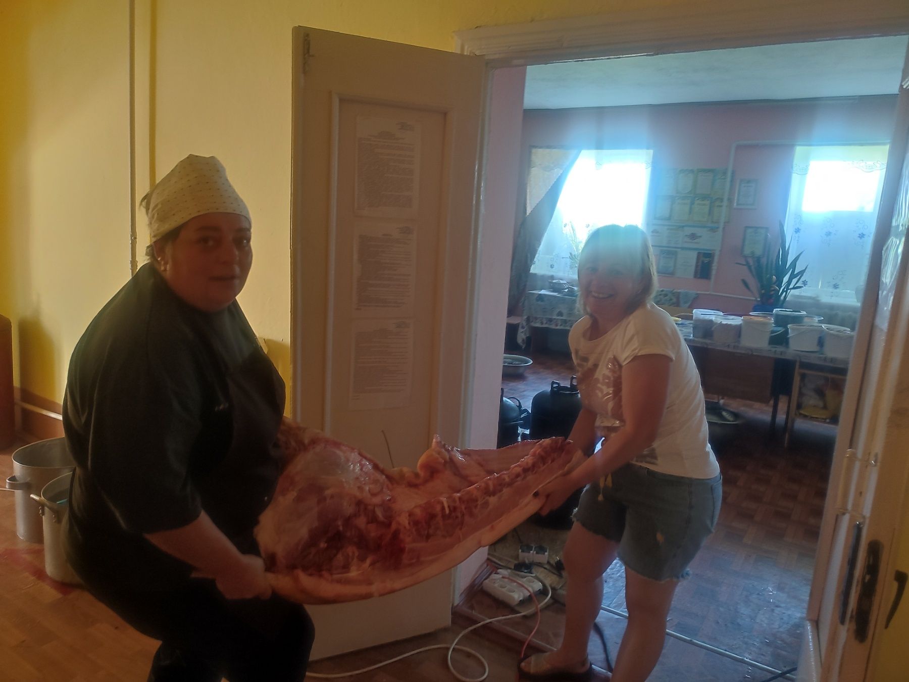 Новини Козятина - фото з Шкода, що такі славні дівчата досі працюють з тертками і ножами