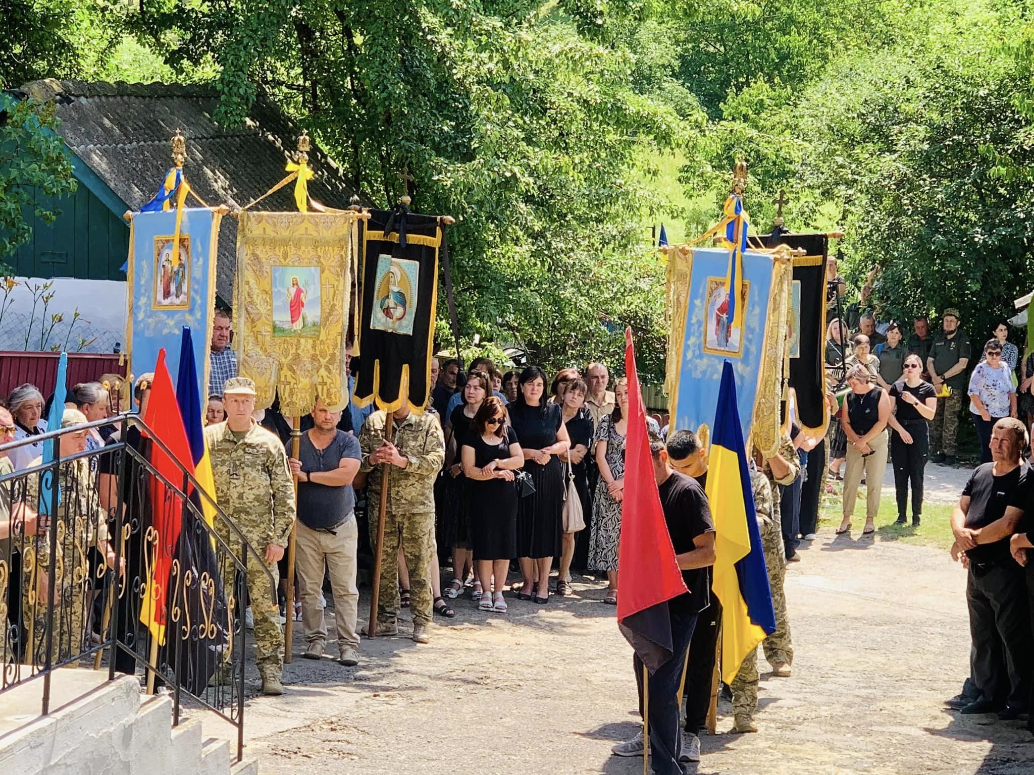 Новини Тернополя - фото з На Тернопільщині провели в останню путь загиблого воїна Романа Кашарабу