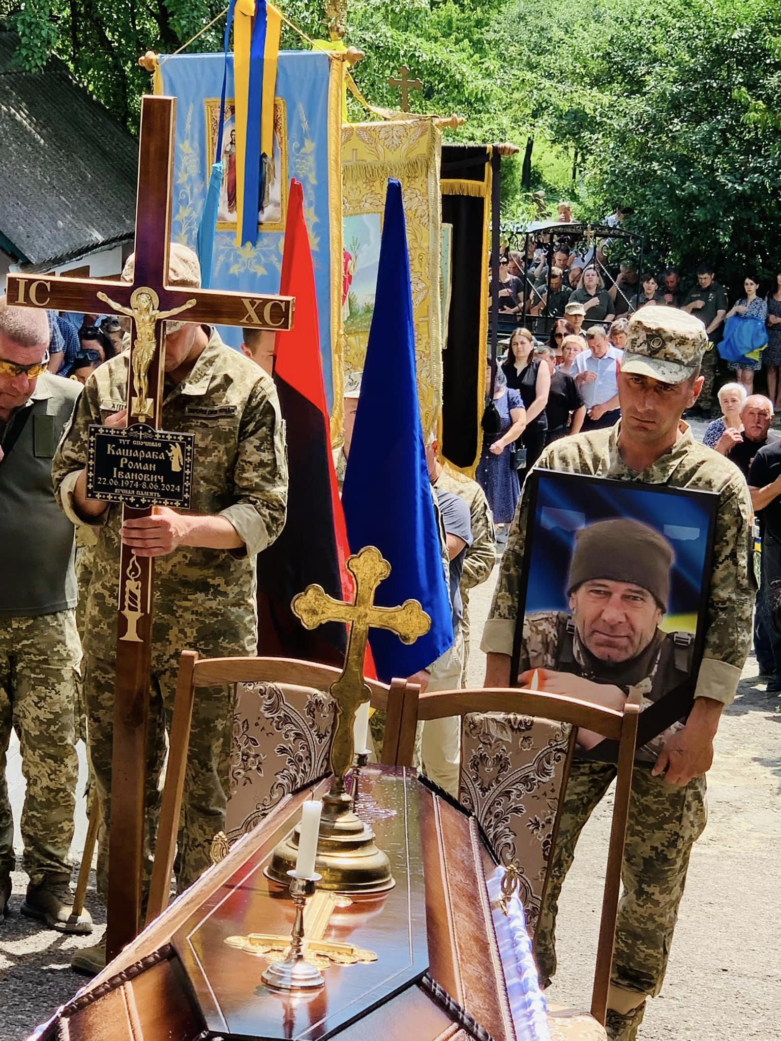 Новини Тернополя - фото з На Тернопільщині провели в останню путь загиблого воїна Романа Кашарабу