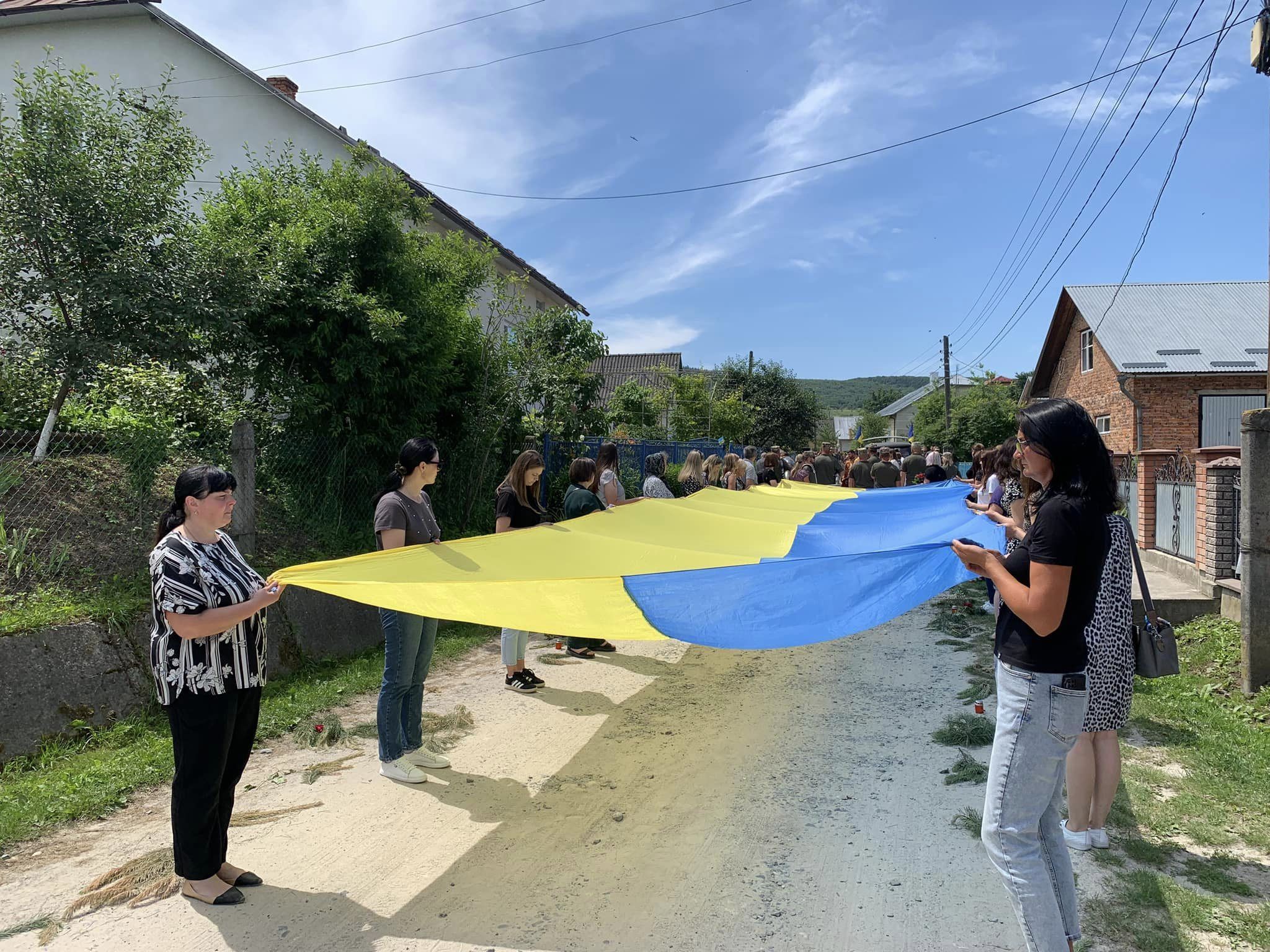 Новини Тернополя - фото з На Тернопільщині провели в останню путь загиблого воїна Романа Кашарабу