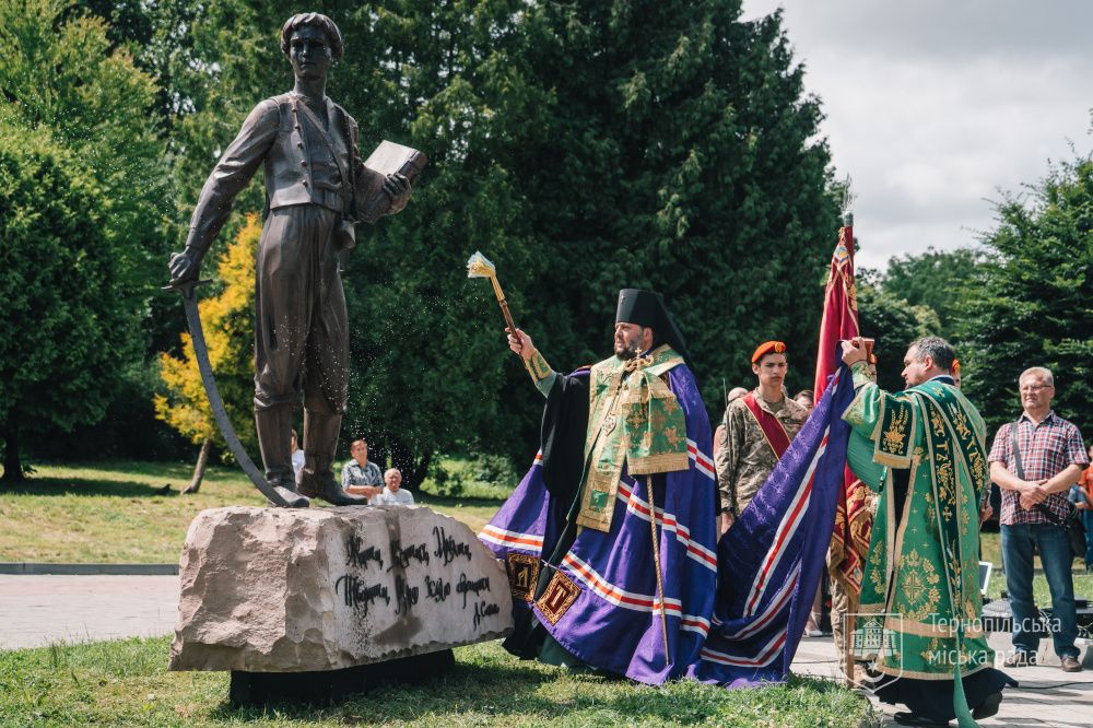 Новини Тернополя - фото з У Тернополі відкрили скульптуру «Джура»