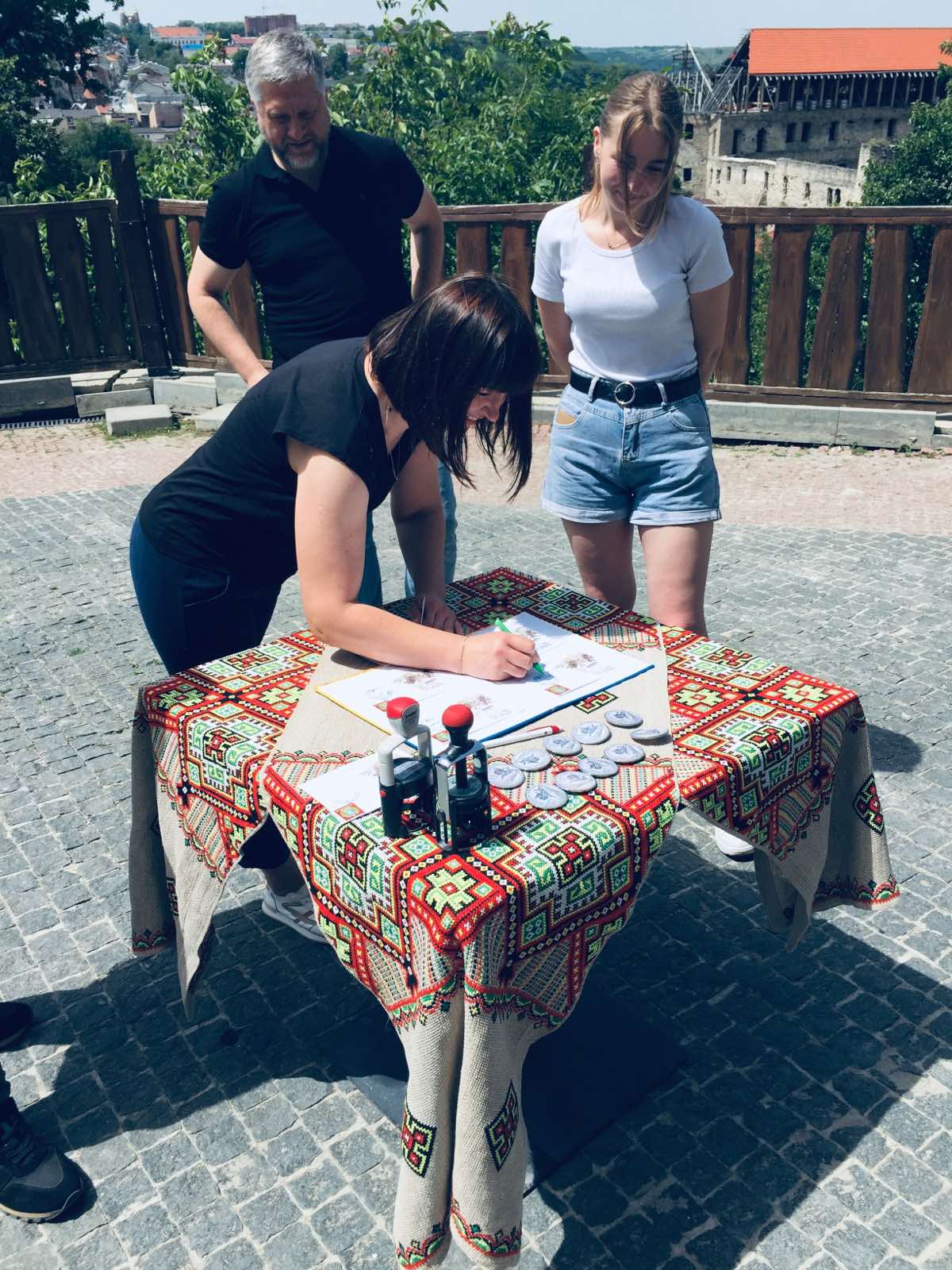 Новини Тернополя - фото з На Тернопільщині погасили пам'ятну марку до 105-ї річниці Чортківської офензиви На зображенні може бути: 4 людини, стіл та текст