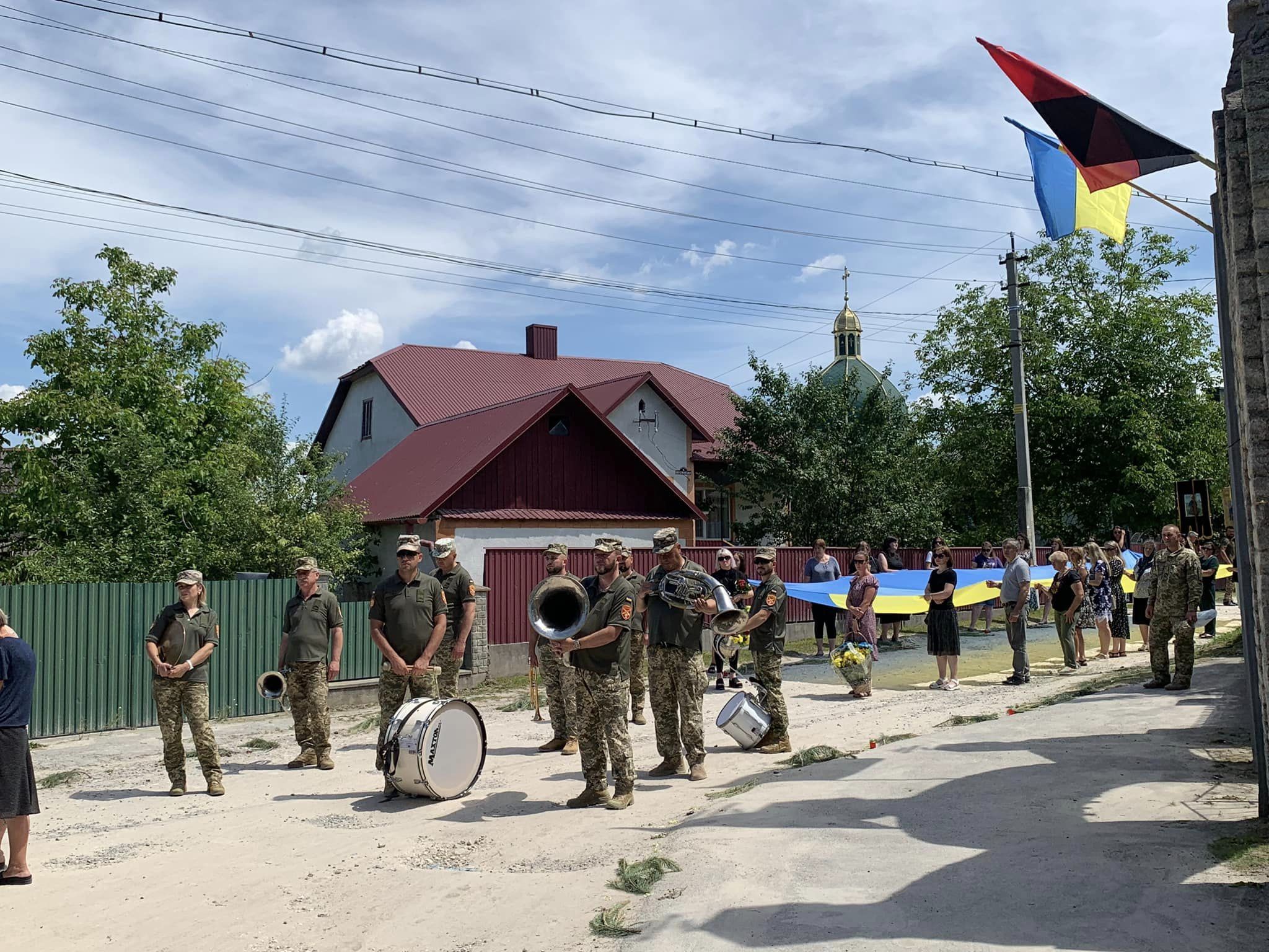 Новини Тернополя - фото з На Тернопільщині провели в останню путь загиблого воїна Романа Кашарабу