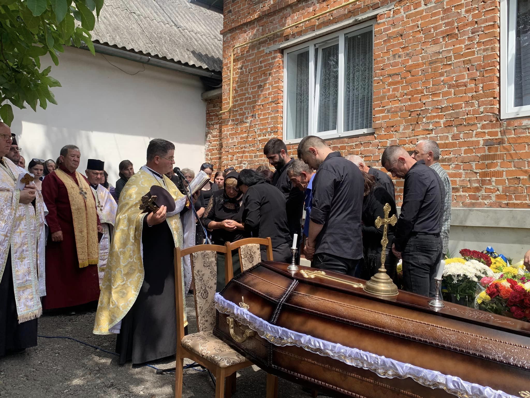 Новини Тернополя - фото з На Тернопільщині провели в останню путь загиблого воїна Романа Кашарабу