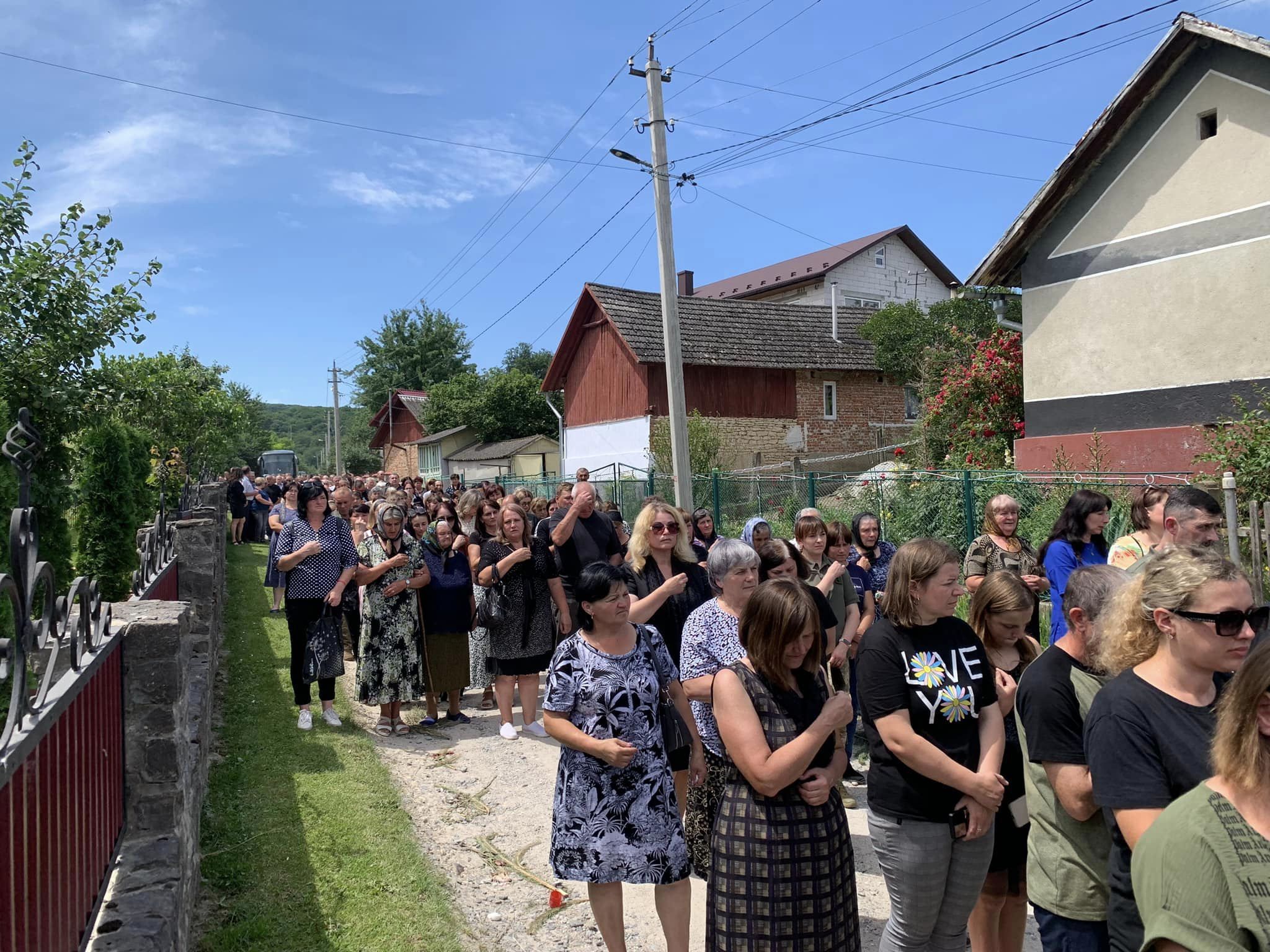 Новини Тернополя - фото з На Тернопільщині провели в останню путь загиблого воїна Романа Кашарабу