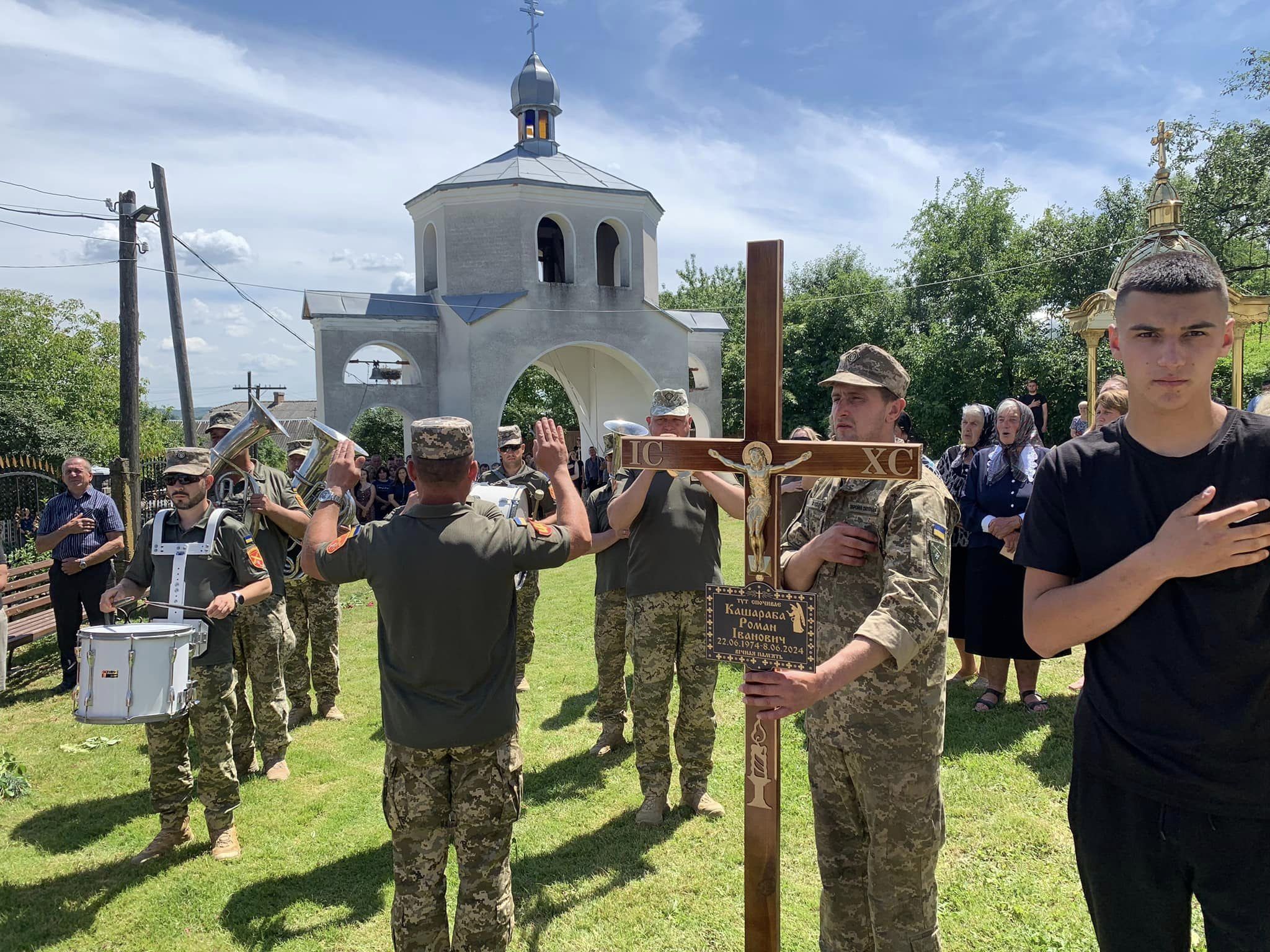 Новини Тернополя - фото з На Тернопільщині провели в останню путь загиблого воїна Романа Кашарабу