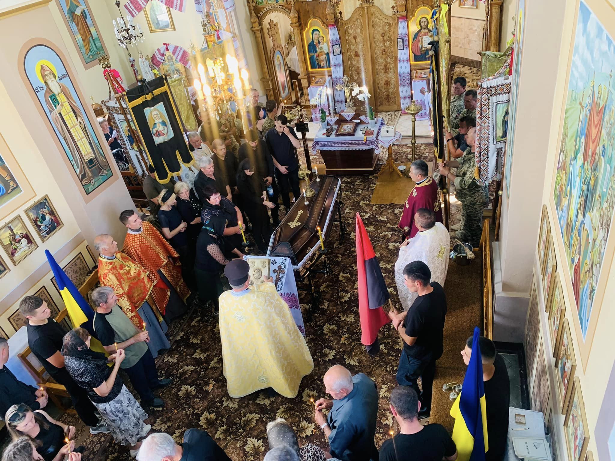 Новини Тернополя - фото з На Тернопільщині провели в останню путь загиблого воїна Романа Кашарабу