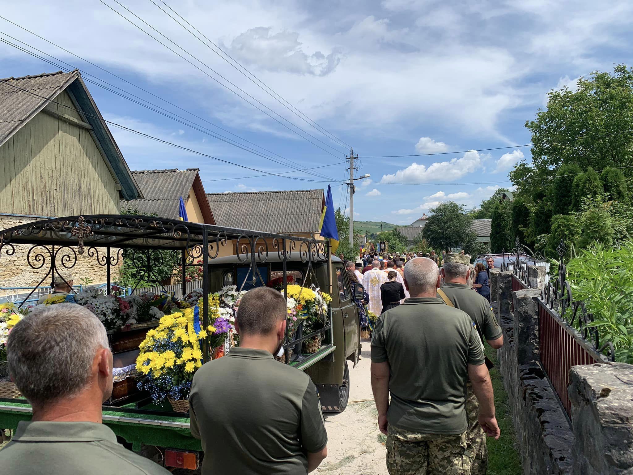 Новини Тернополя - фото з На Тернопільщині провели в останню путь загиблого воїна Романа Кашарабу