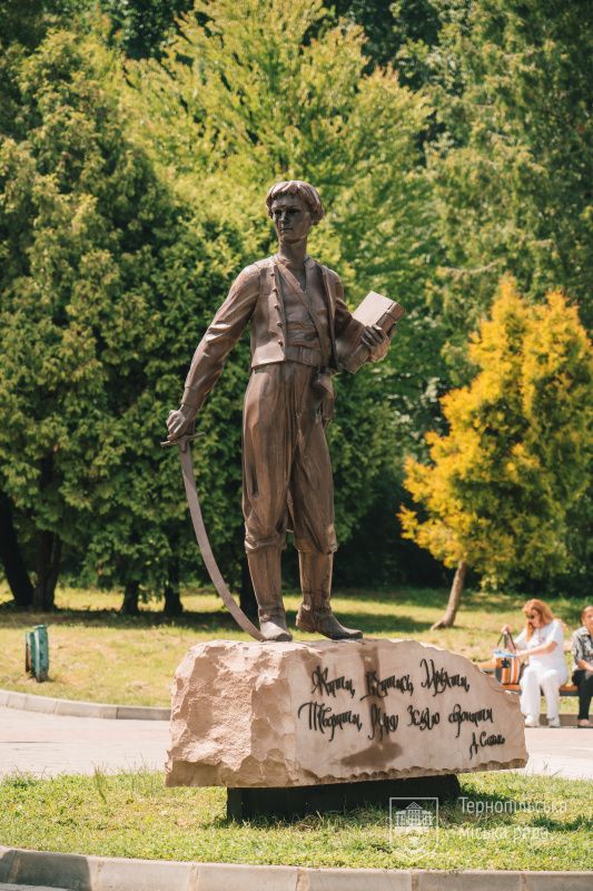 Новини Тернополя - фото з У Тернополі відкрили скульптуру «Джура»