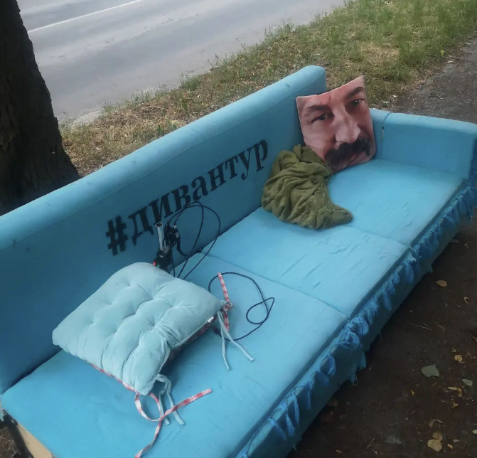 Новини Хмельницького - фото з Диван на колесах у Хмельницькому: хто його зробив і куди він їде