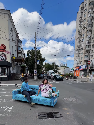 Новини Хмельницького - фото з Диван на колесах у Хмельницькому: хто його зробив і куди він їде