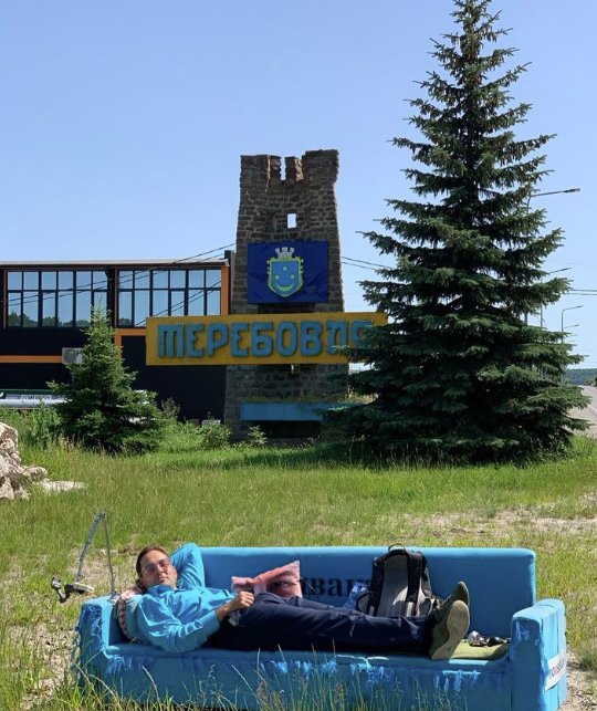 Новини Хмельницького - фото з Диван на колесах у Хмельницькому: хто його зробив і куди він їде