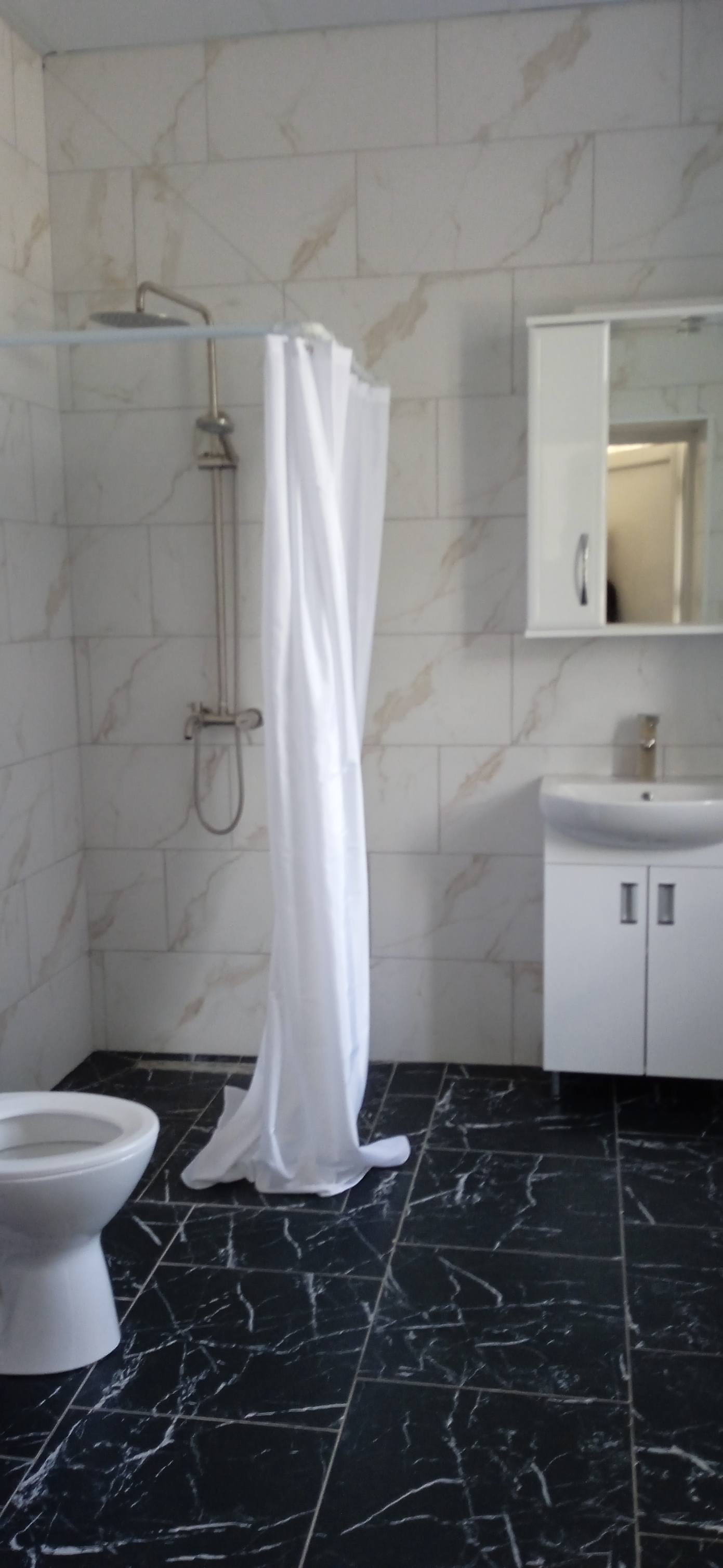 На зображенні може бути: тримач для рушників та всередині приміщення