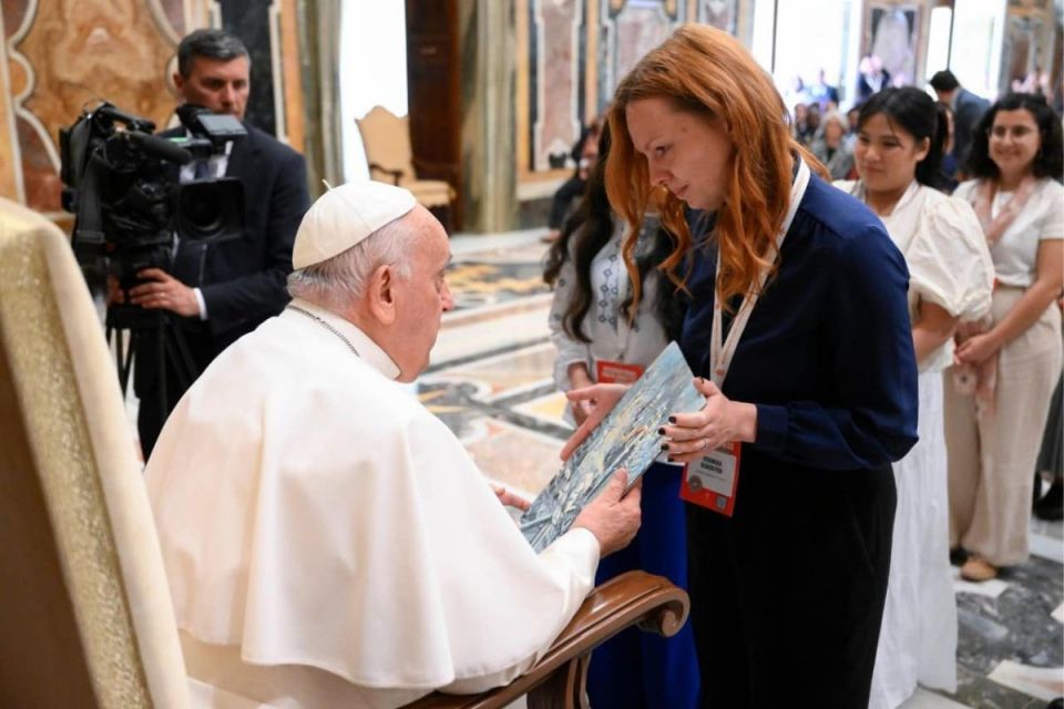 Новини Тернополя - фото з Папа Римський освятив карету швидкої допомоги, яку передадуть в Зборівську лікарню Тернополянка передала Папі Римському картину зруйнованого українського міста (ФОТО ДНЯ)