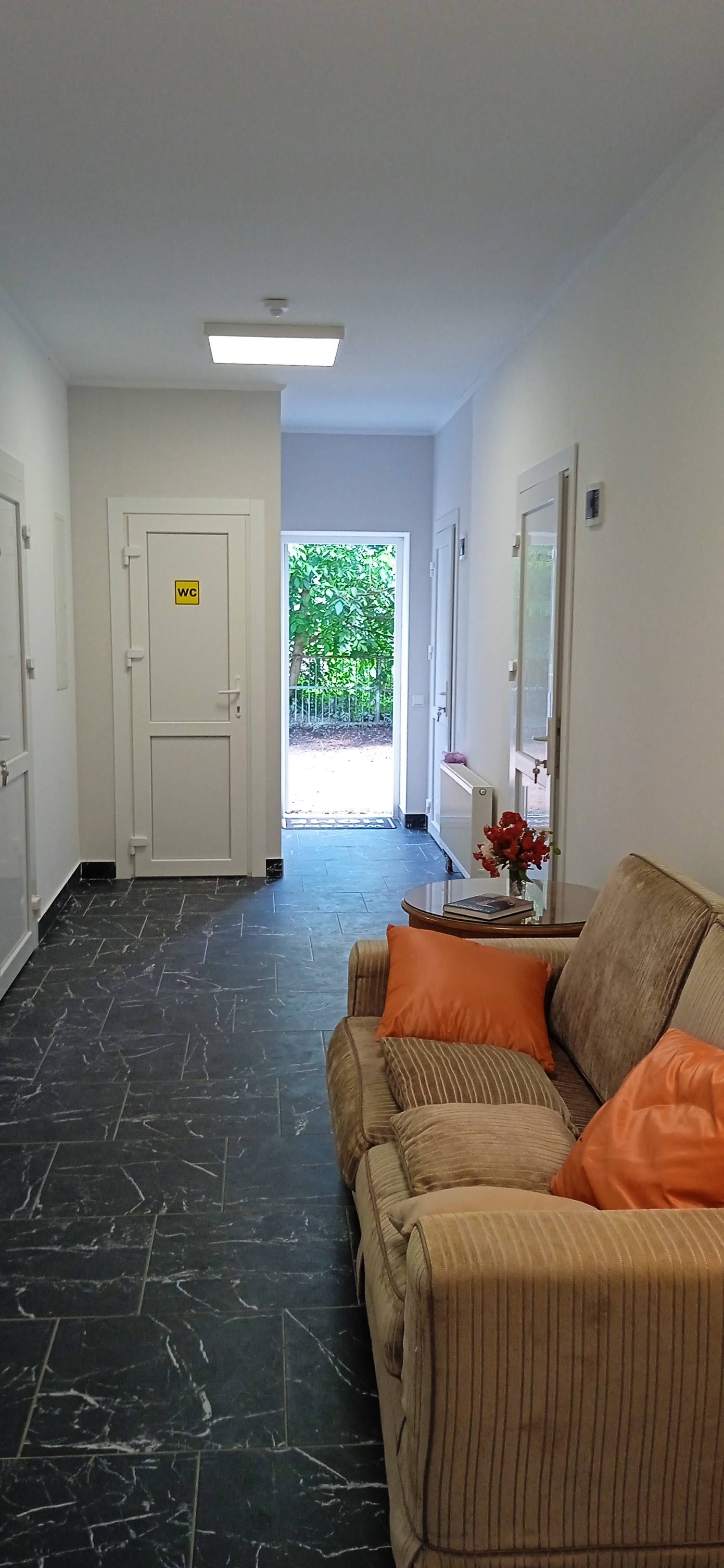 На зображенні може бути: вітальня, розсувні двері та всередині приміщення