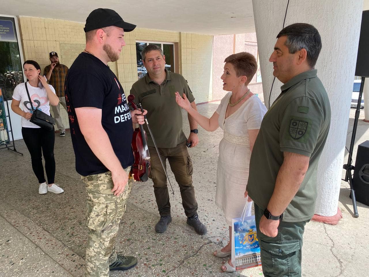 Новини Вінниці - фото з «Взяв на фронт скрипку». У Тульчині грав скрипаль 59-ї бригади і своїм прикладом агітував захищати країну