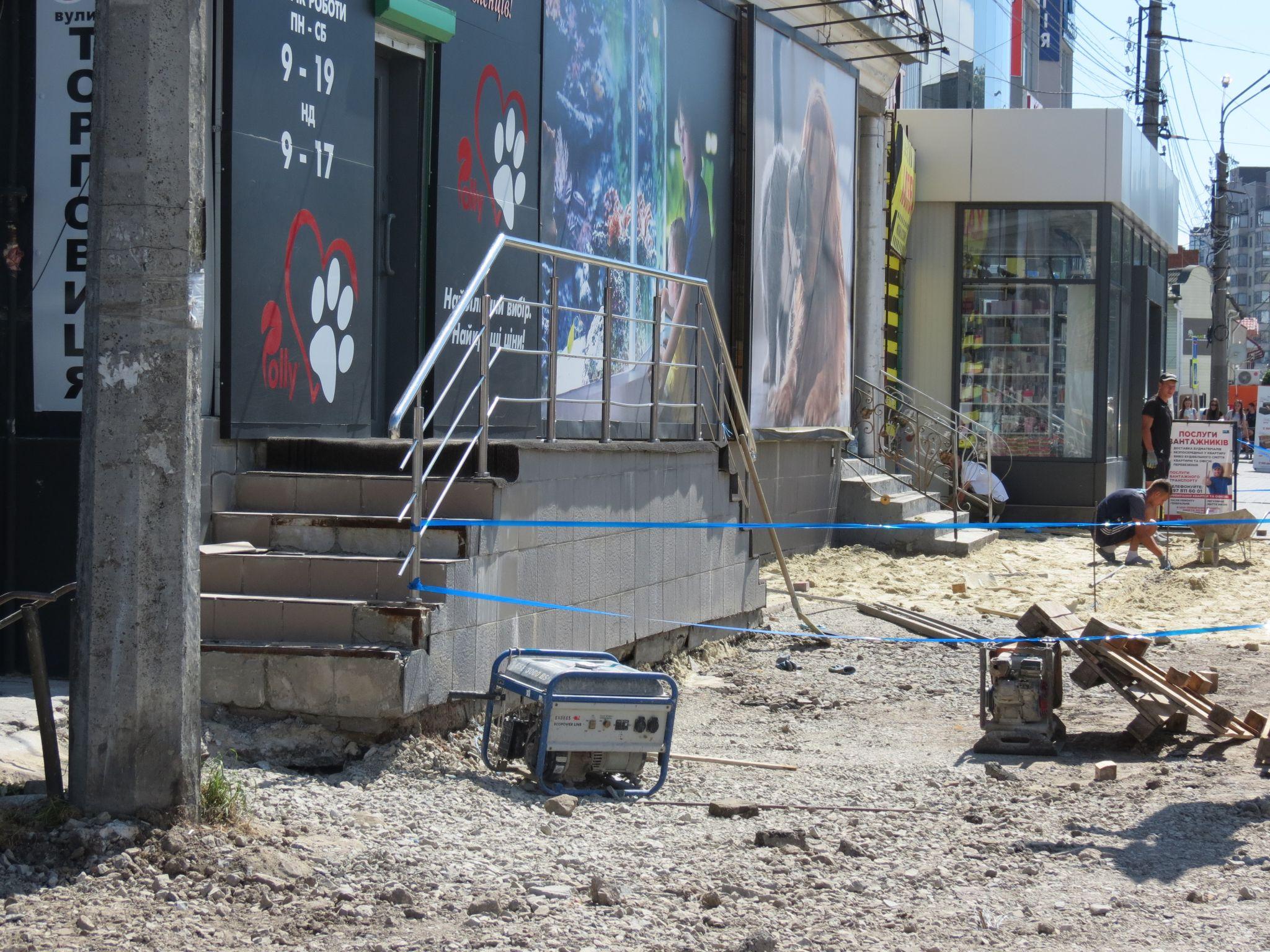 Новини Тернополя - фото з На Торговиці перекрили частину тротуару: кладуть нову бруківку. Скільки грошей витратили?