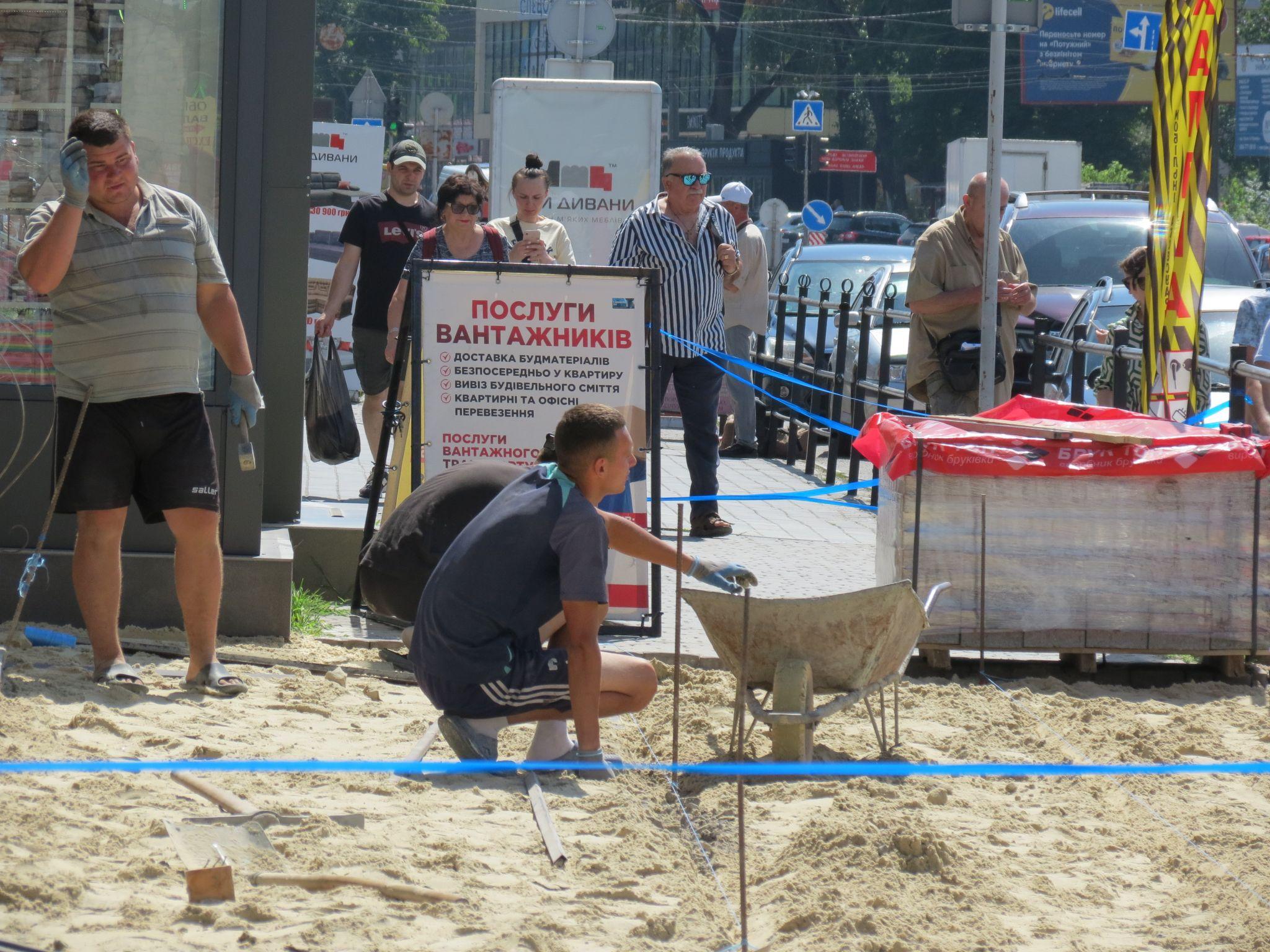 Новини Тернополя - фото з На Торговиці перекрили частину тротуару: кладуть нову бруківку. Скільки грошей витратили?