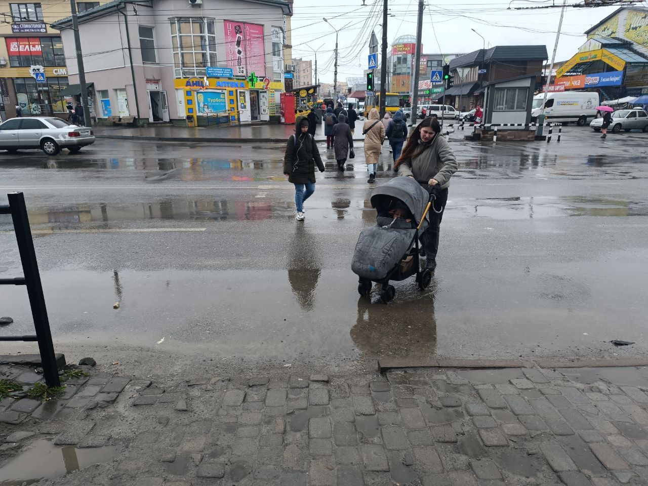 Новини Тернополя - фото з На Торговиці перекрили частину тротуару: кладуть нову бруківку. Скільки грошей витратили?