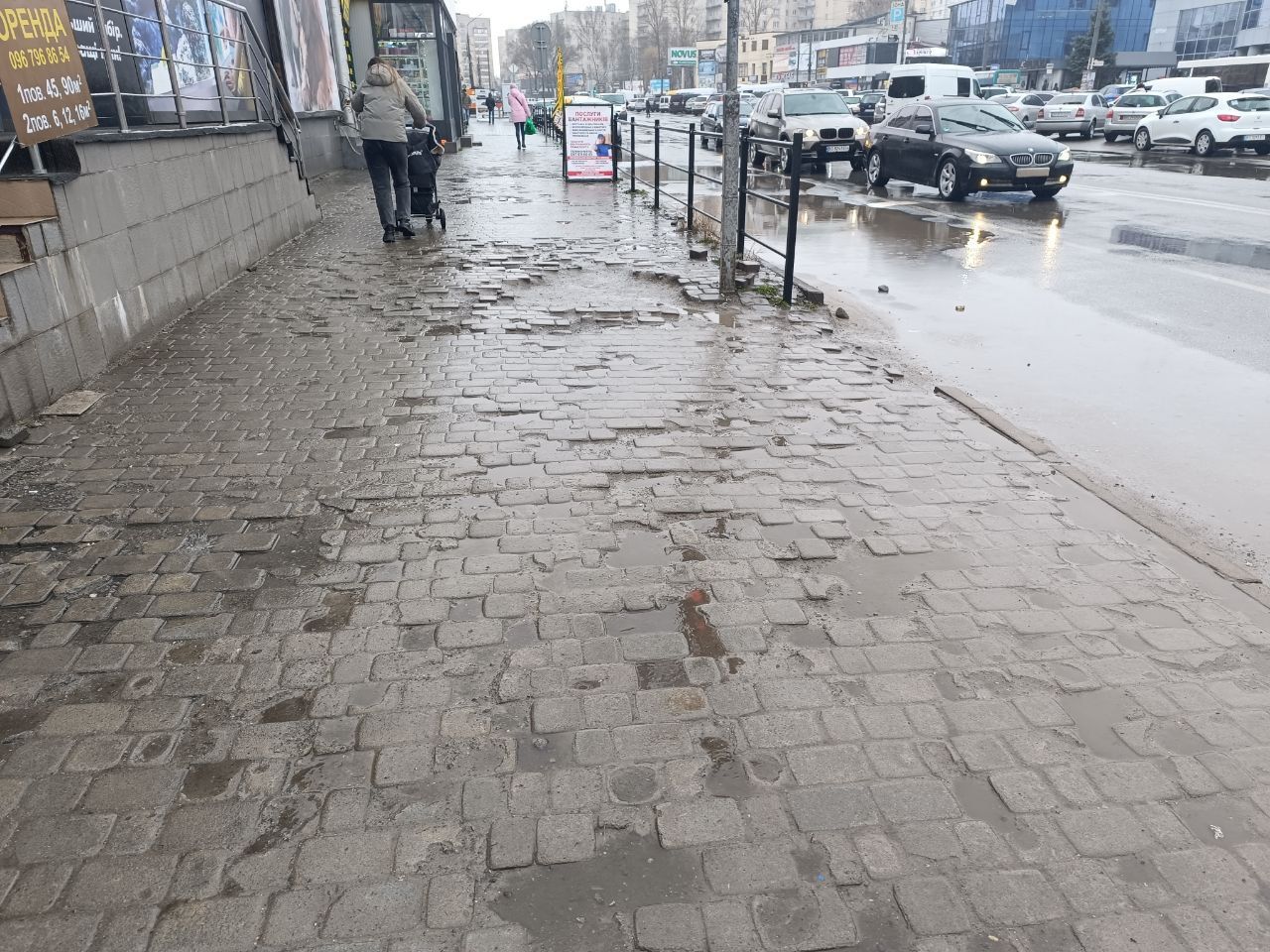 Новини Тернополя - фото з На Торговиці перекрили частину тротуару: кладуть нову бруківку. Скільки грошей витратили?