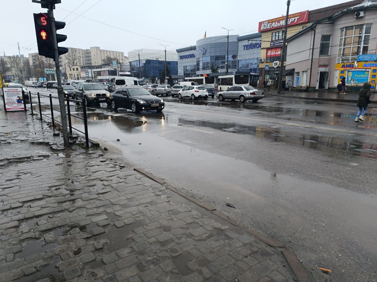 Новини Тернополя - фото з На Торговиці перекрили частину тротуару: кладуть нову бруківку. Скільки грошей витратили?