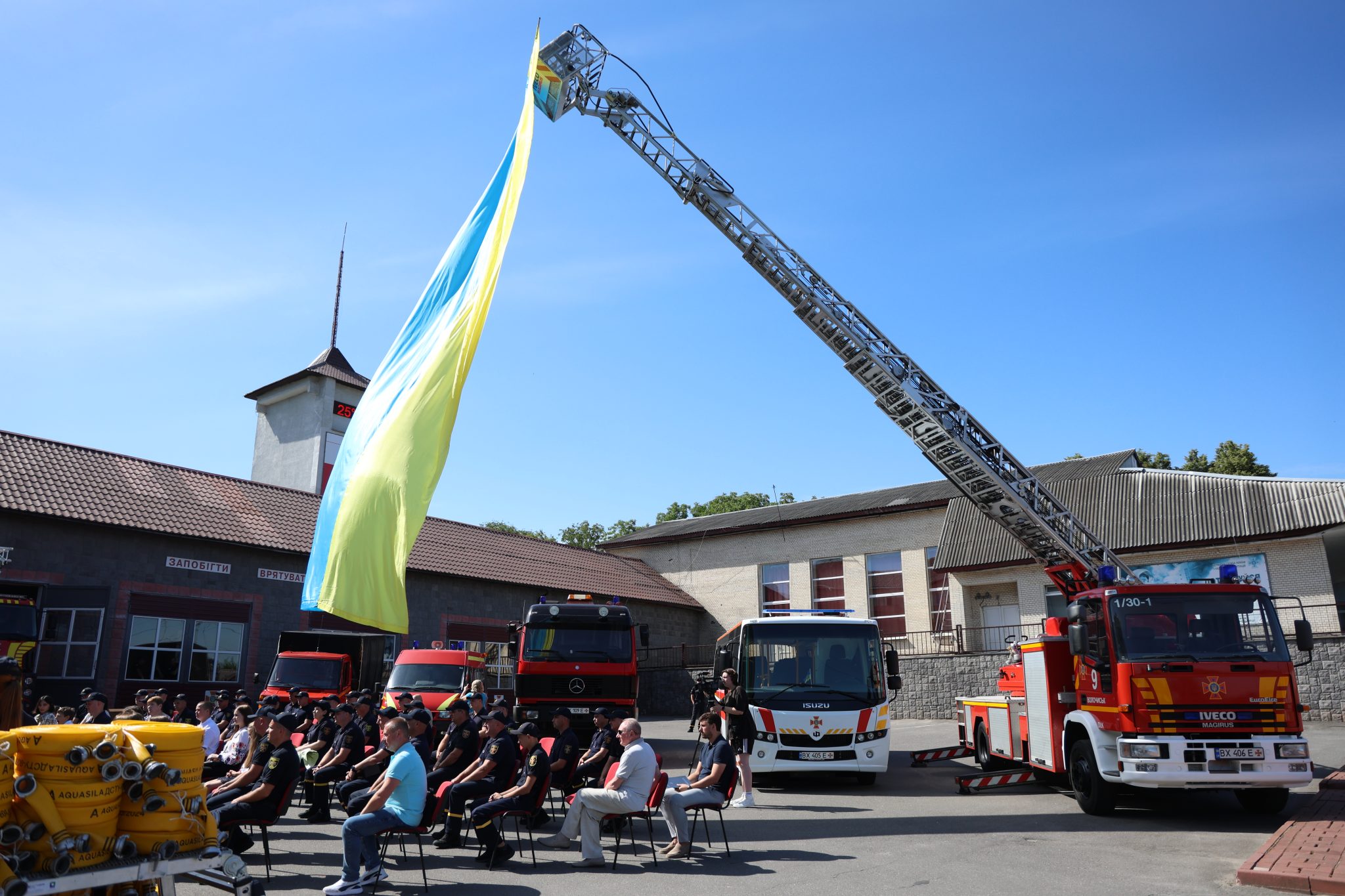 Новини Хмельницького - фото з Хмельницьким рятувальникам вручили відзнаки та ключі від нового житла (ФОТО)
