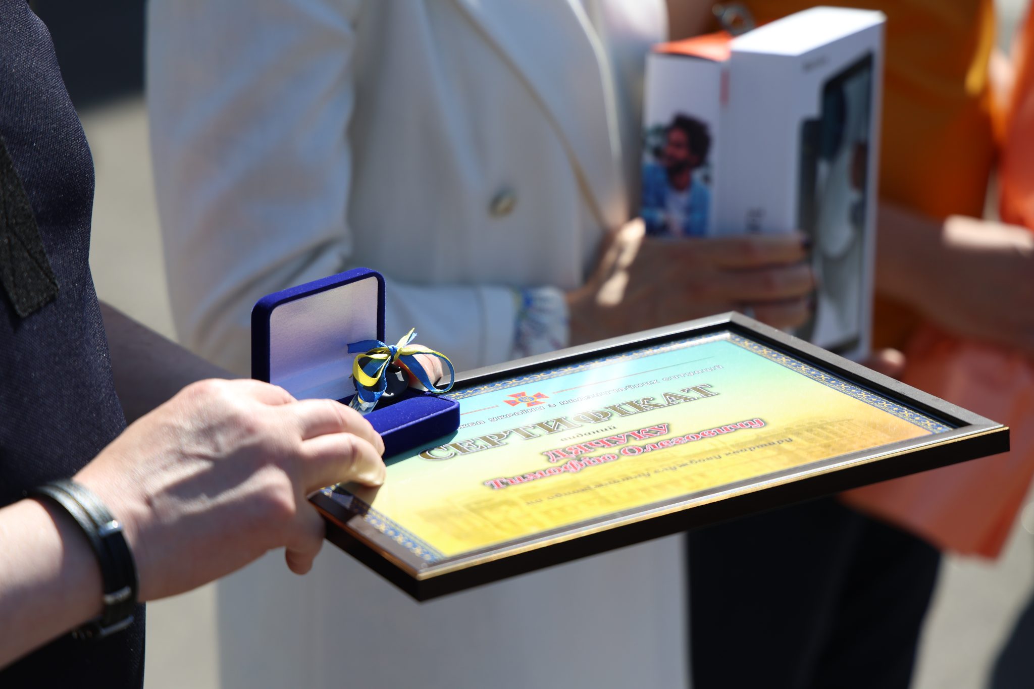 Новини Хмельницького - фото з Хмельницьким рятувальникам вручили відзнаки та ключі від нового житла (ФОТО)