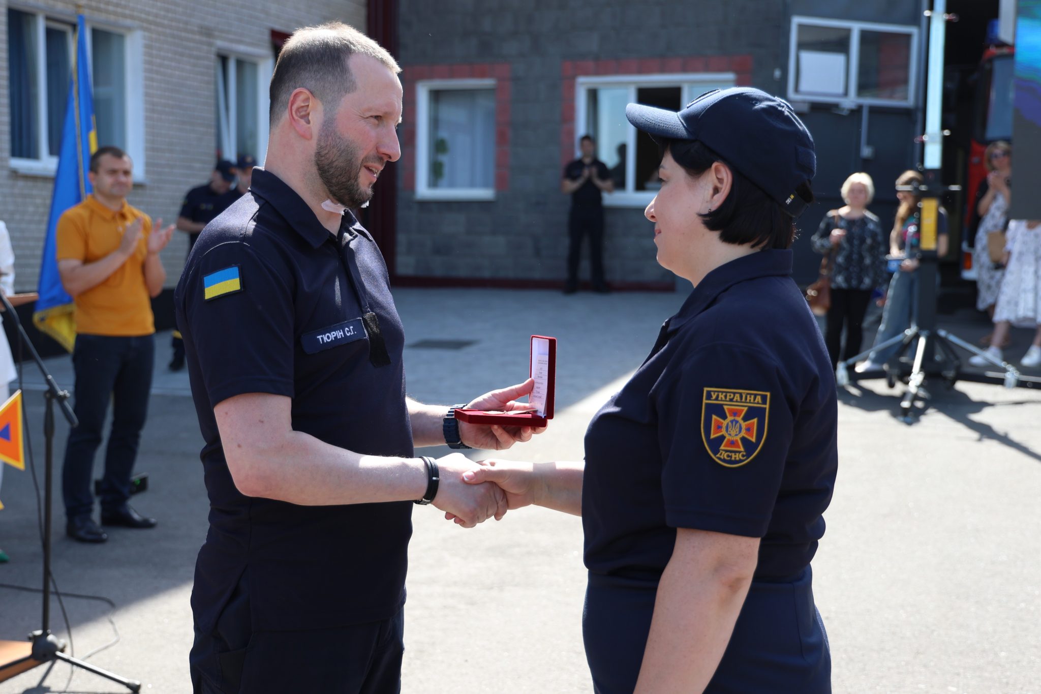 Новини Хмельницького - фото з Хмельницьким рятувальникам вручили відзнаки та ключі від нового житла (ФОТО)