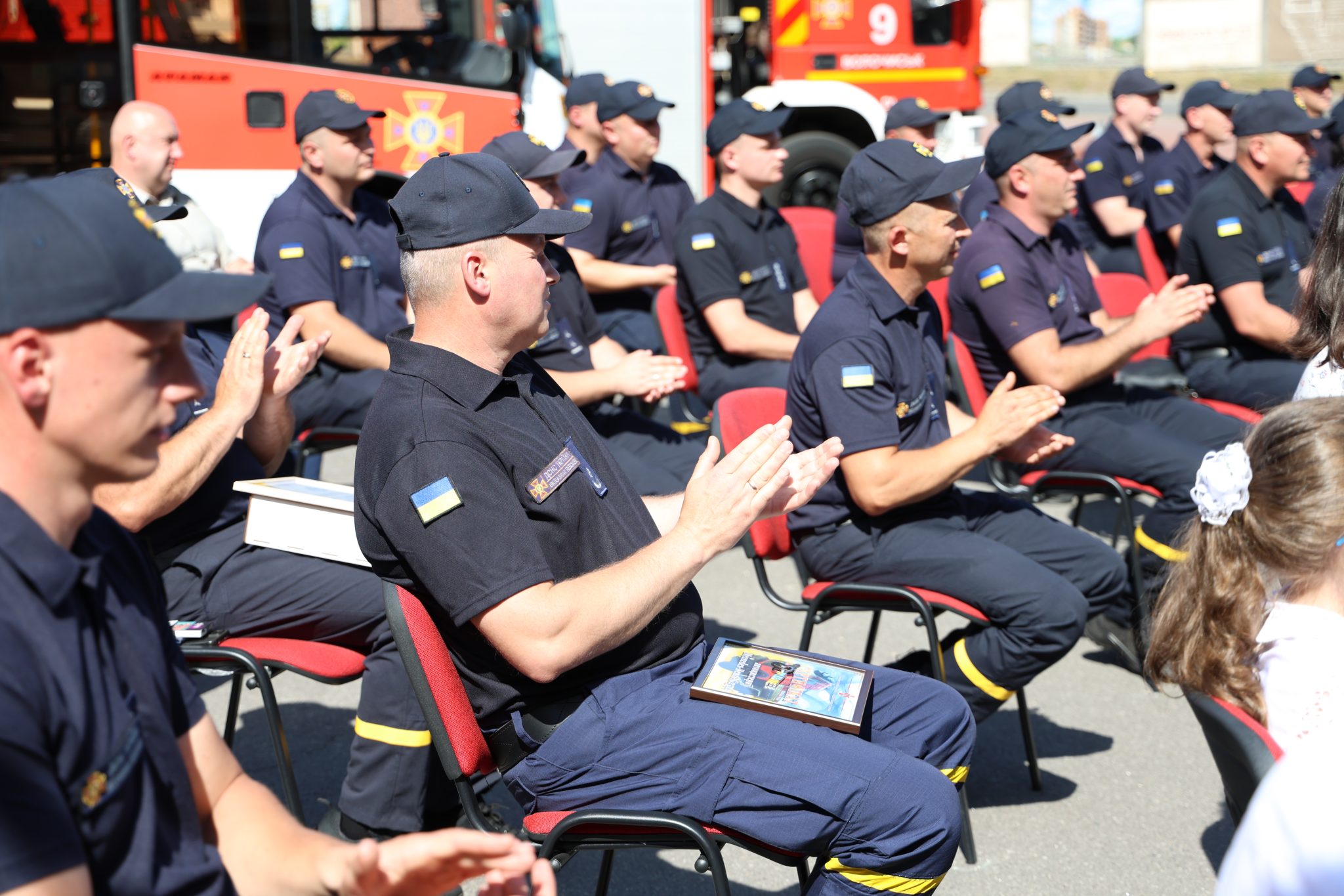 Новини Хмельницького - фото з Хмельницьким рятувальникам вручили відзнаки та ключі від нового житла (ФОТО)