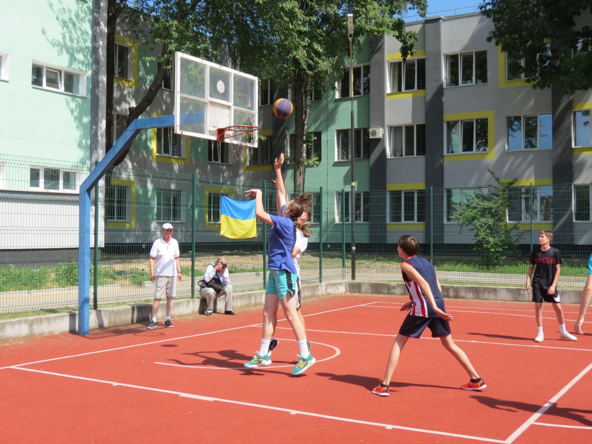 Новини Вінниці - фото з «Нестримна розмазня» проти «Летючих кокосів»: у Вінниці влаштували турнір з баскетболу три на три