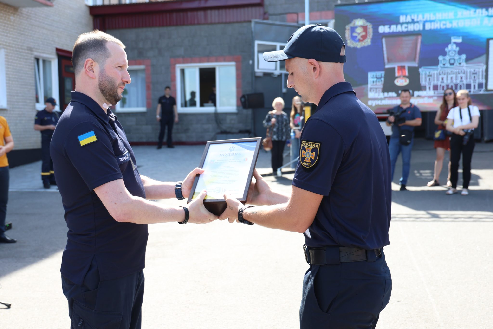 Новини Хмельницького - фото з Хмельницьким рятувальникам вручили відзнаки та ключі від нового житла (ФОТО)