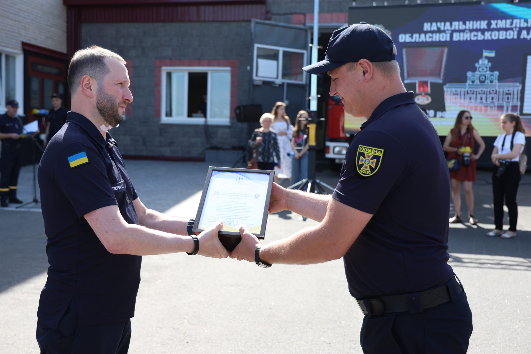 Новини Хмельницького - фото з Хмельницьким рятувальникам вручили відзнаки та ключі від нового житла (ФОТО)