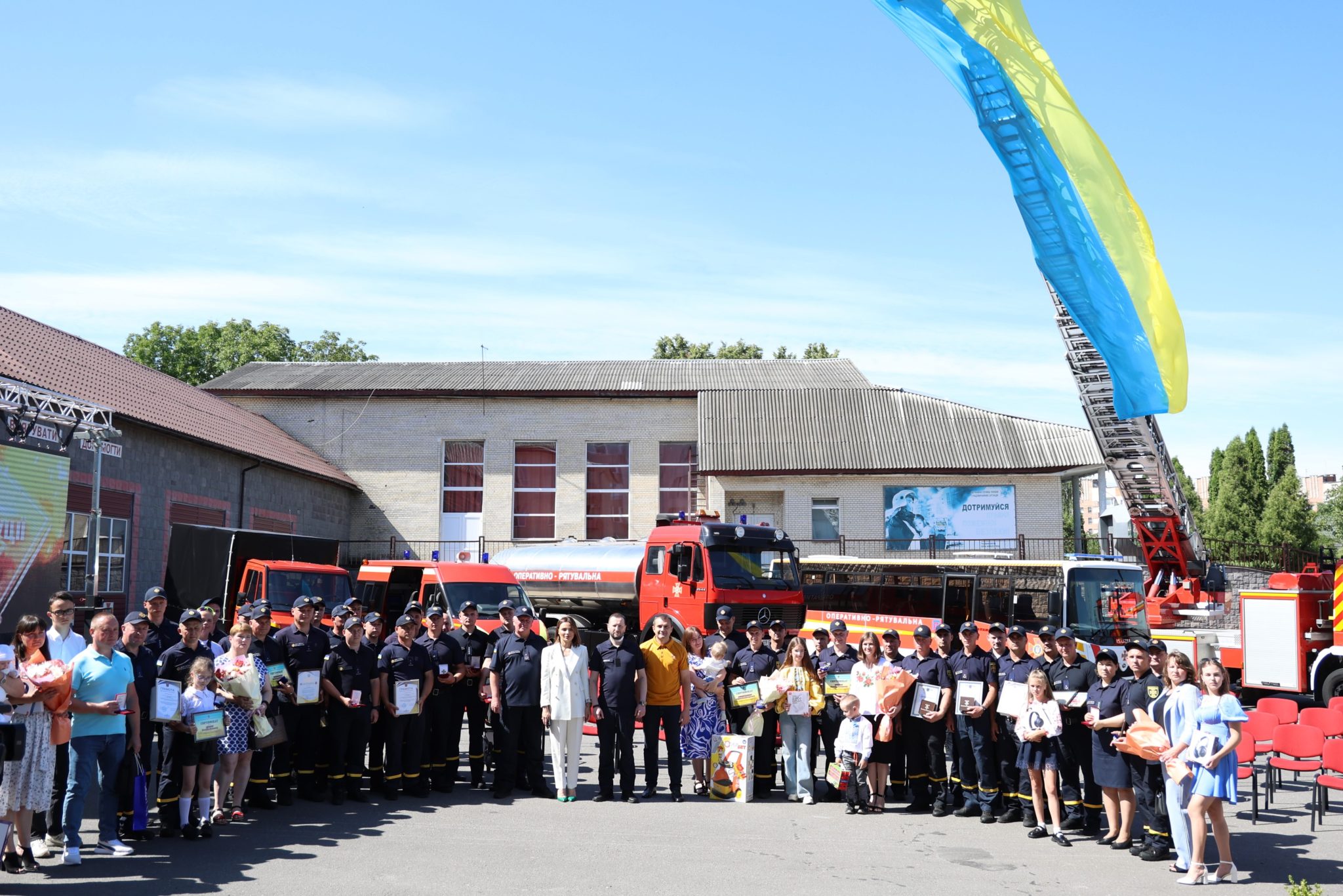 Новини Хмельницького - фото з Хмельницьким рятувальникам вручили відзнаки та ключі від нового житла (ФОТО)