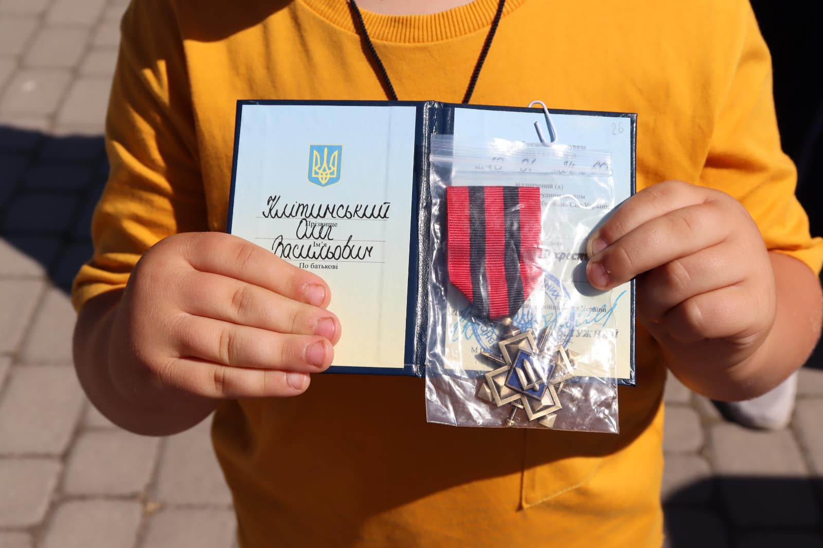 Новини Хмельницького - фото з Полеглого захисника з Хмельничини нагородили відзнакою Головнокмандувача