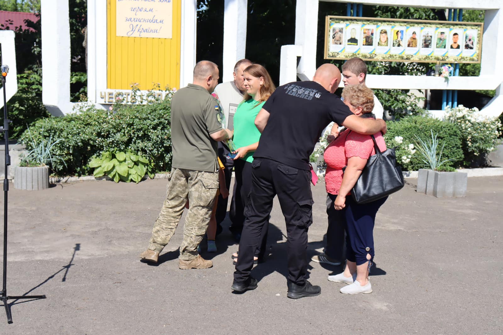 Новини Хмельницького - фото з Полеглого захисника з Хмельничини нагородили відзнакою Головнокмандувача